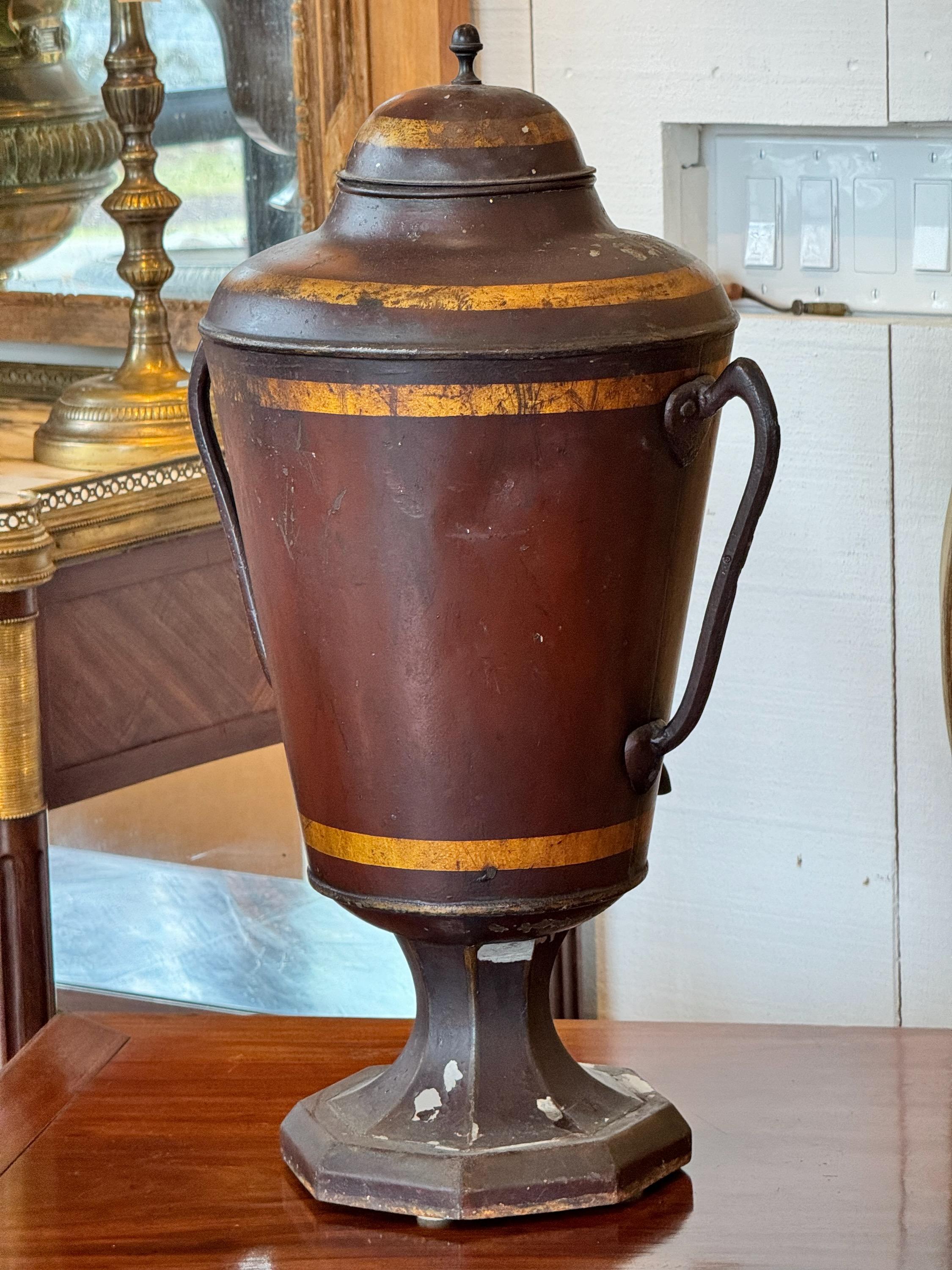 Urne à eau Tole du 19e siècle en vente 1