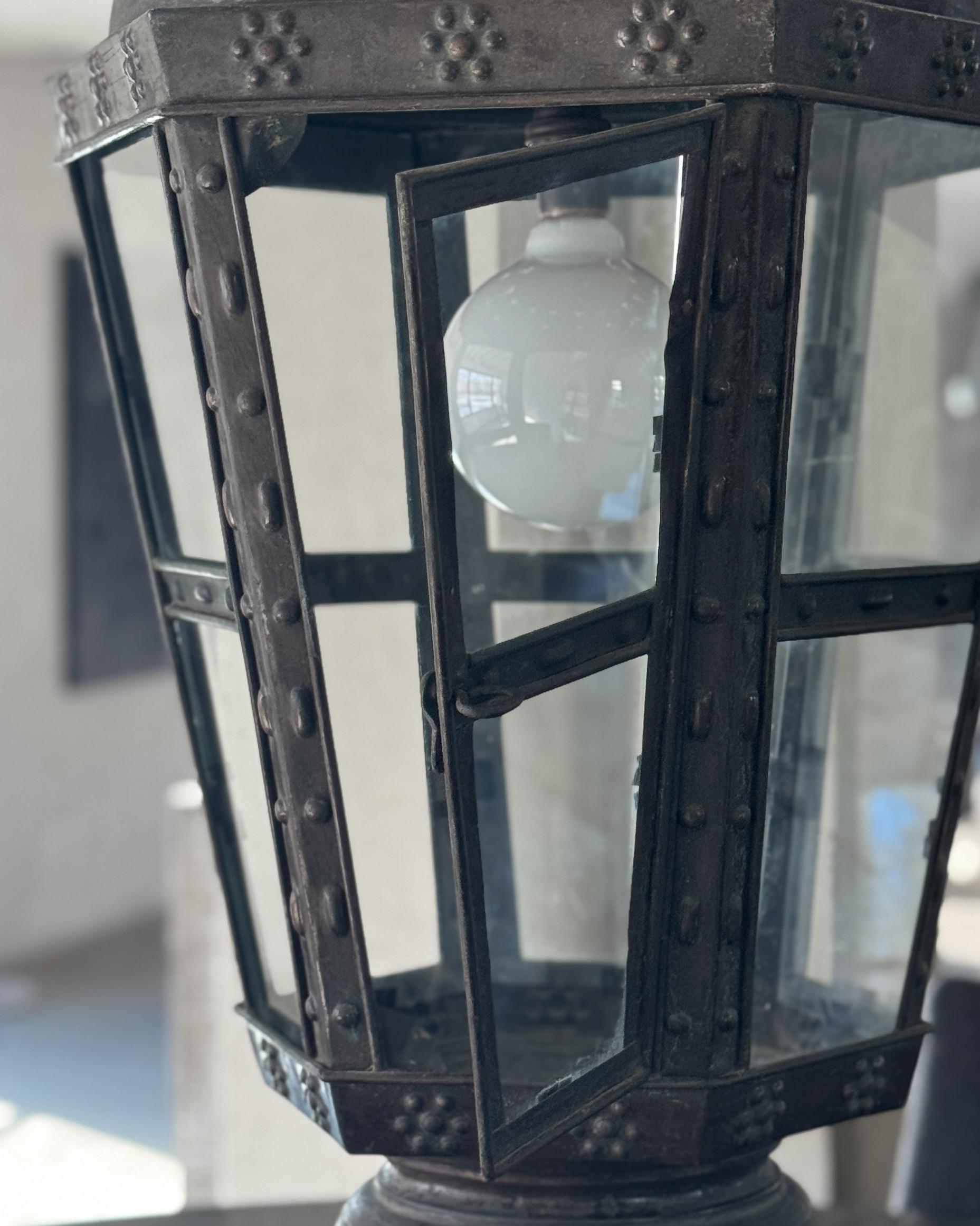 Lanterne israélienne décorative en verre découpé et pressé du 19e siècle / Toleware en vente 5