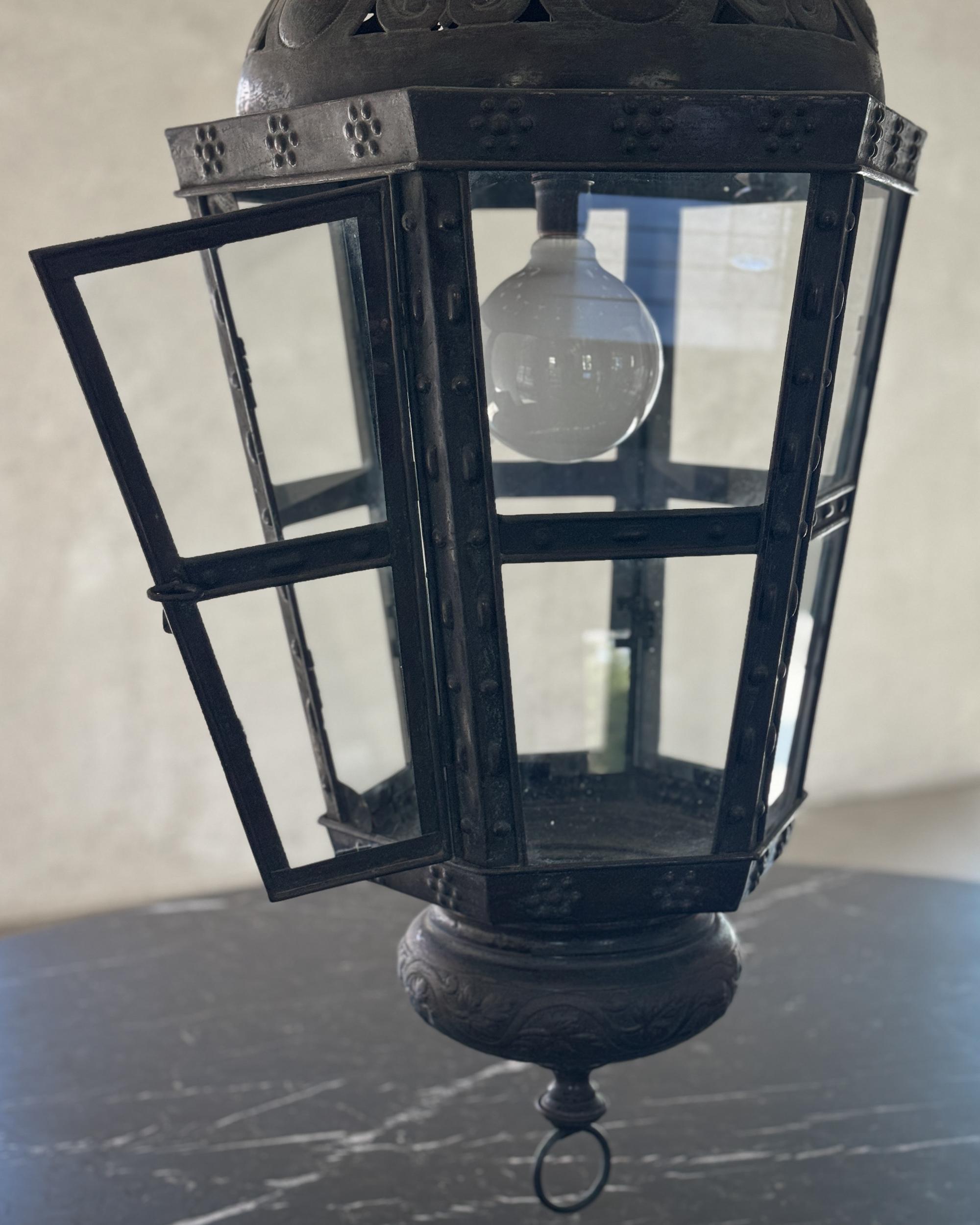 Lanterne israélienne décorative en verre découpé et pressé du 19e siècle / Toleware en vente 6