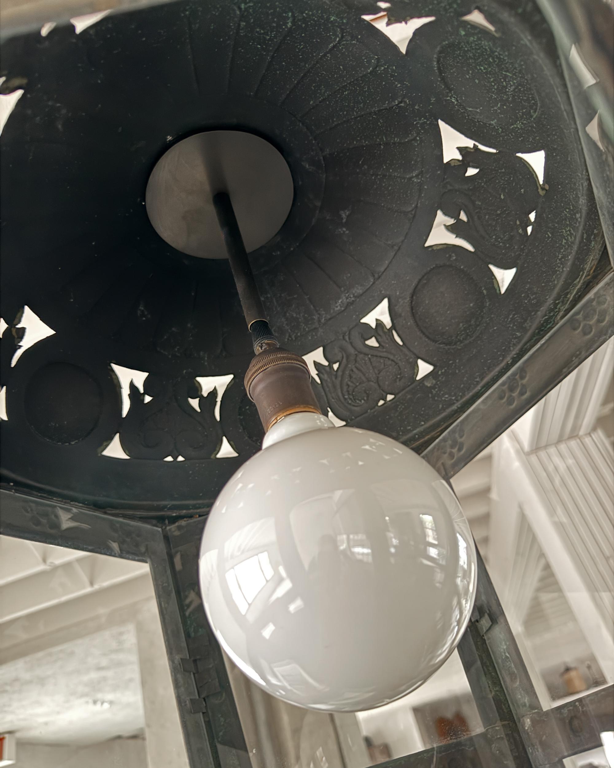 Lanterne israélienne décorative en verre découpé et pressé du 19e siècle / Toleware en vente 7