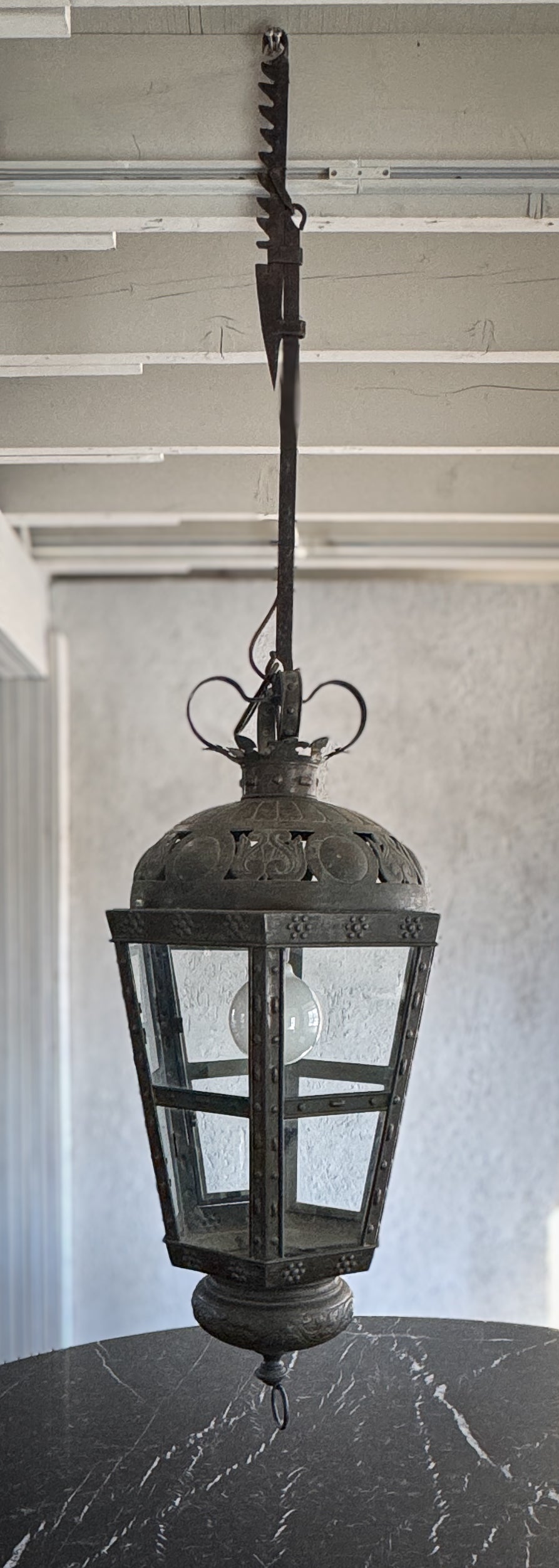 Grande lanterne israélienne du 19e siècle en tôle découpée et pressée, avec une superbe patine d'usage.  Trouvée à Tel-Aviv et suspendue à l'aide d'un appareil antique unique, cette pièce fonctionne aussi bien à l'intérieur qu'à l'extérieur. 