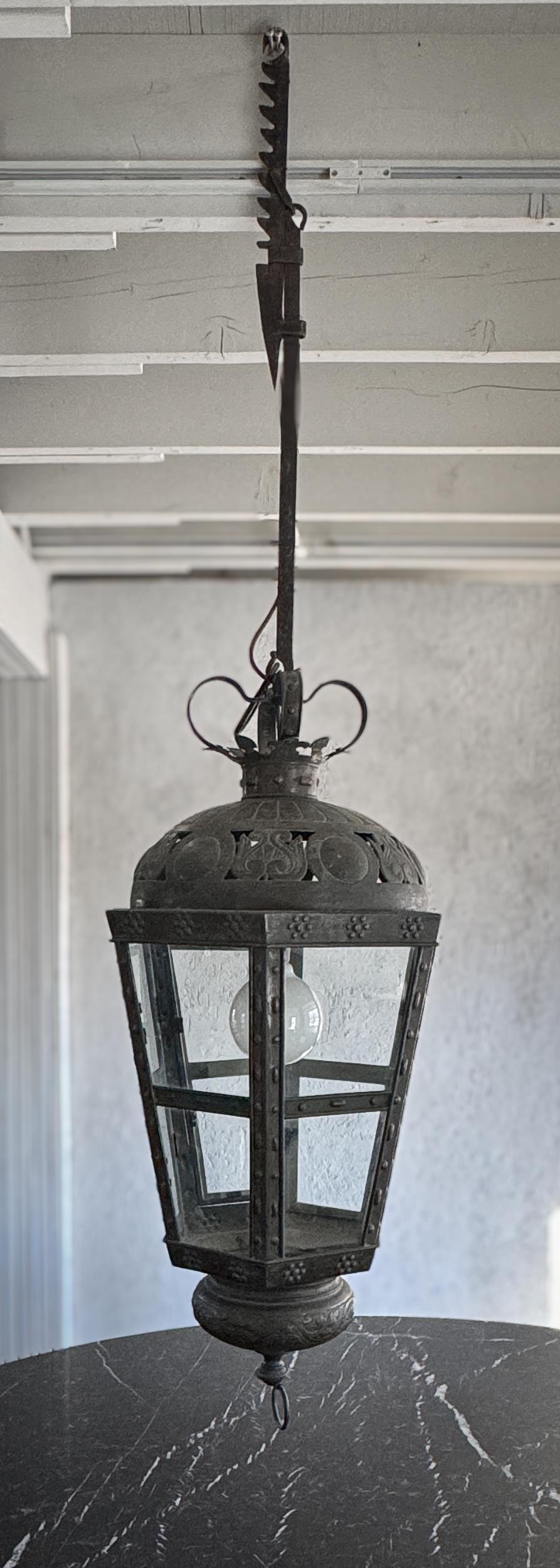 Israélien Lanterne israélienne décorative en verre découpé et pressé du 19e siècle / Toleware en vente