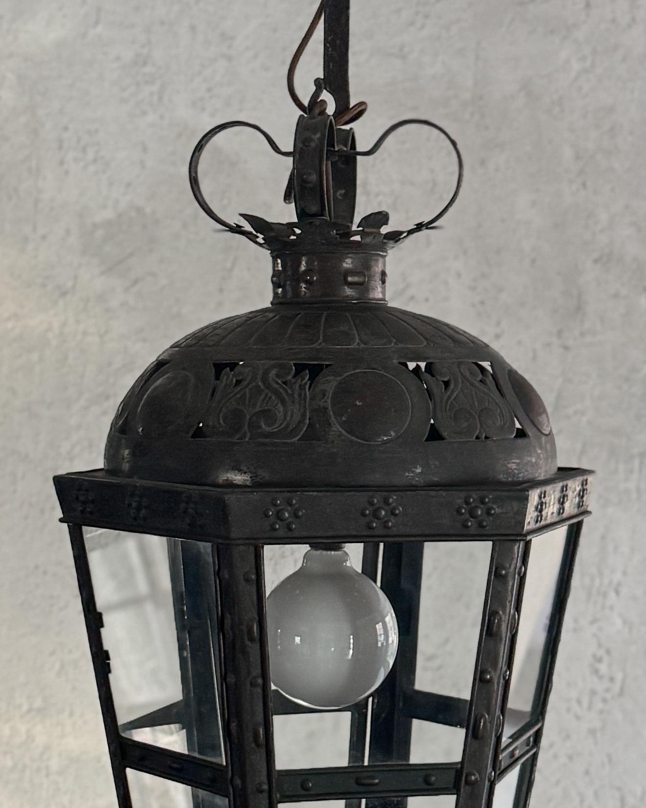 XIXe siècle Lanterne israélienne décorative en verre découpé et pressé du 19e siècle / Toleware en vente