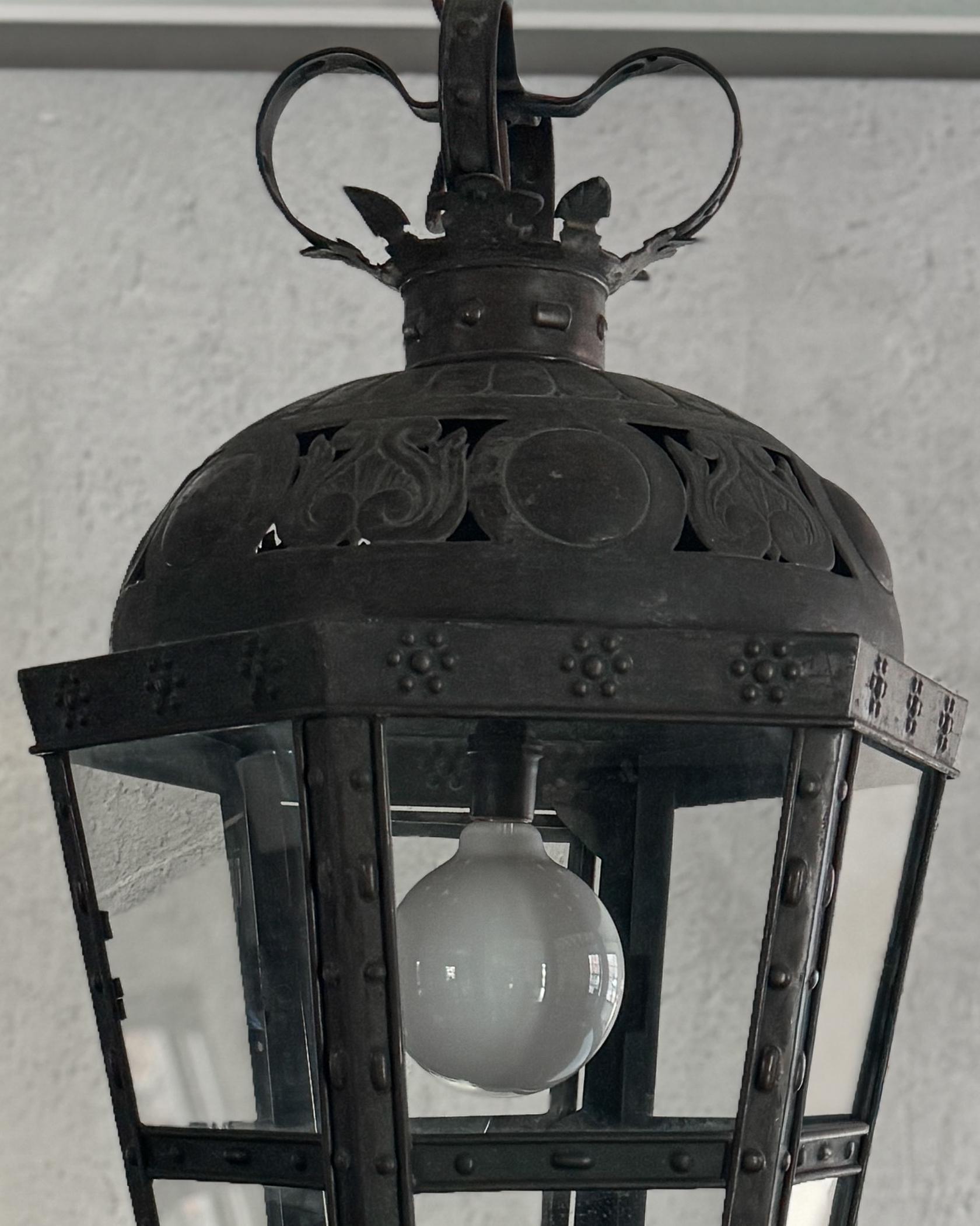 Verre Lanterne israélienne décorative en verre découpé et pressé du 19e siècle / Toleware en vente