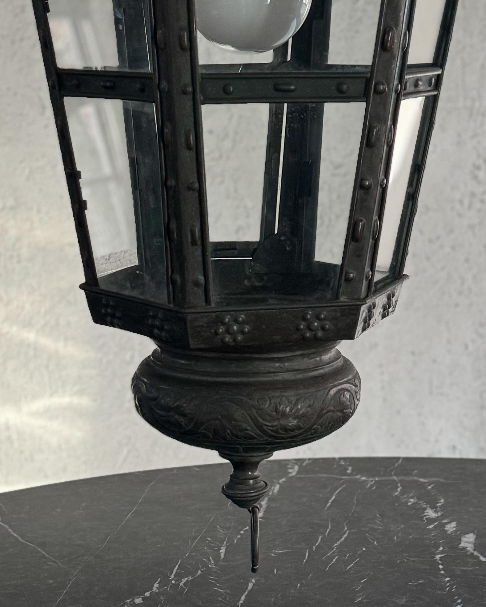 Lanterne israélienne décorative en verre découpé et pressé du 19e siècle / Toleware en vente 1