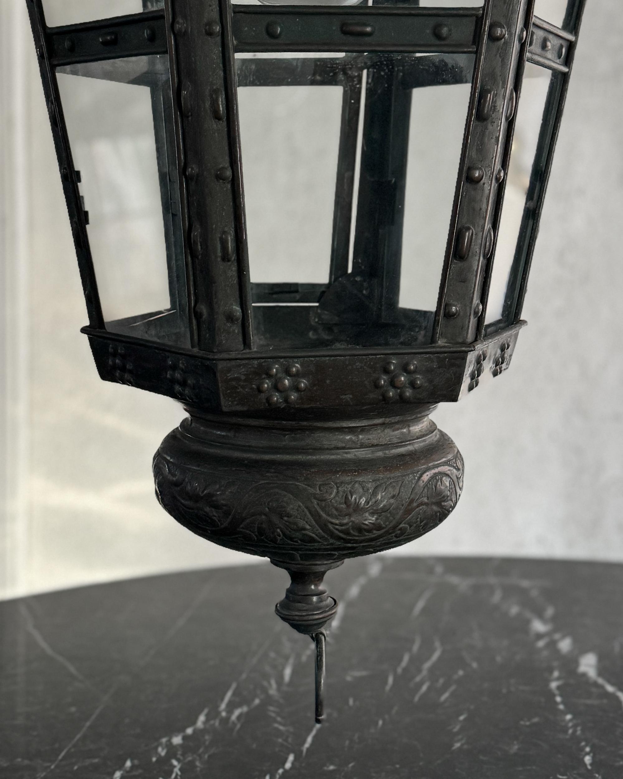 Lanterne israélienne décorative en verre découpé et pressé du 19e siècle / Toleware en vente 2