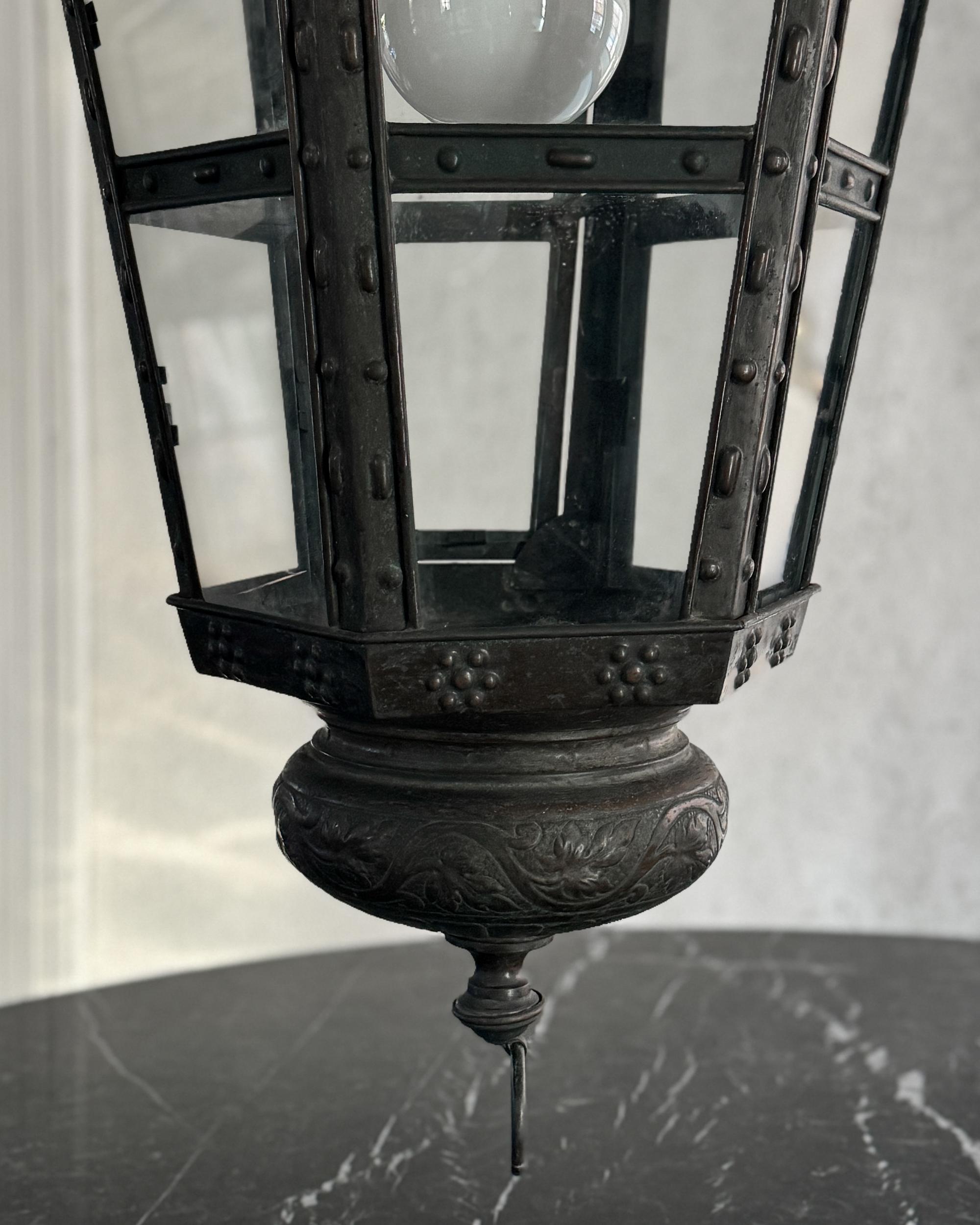 Lanterne israélienne décorative en verre découpé et pressé du 19e siècle / Toleware en vente 3