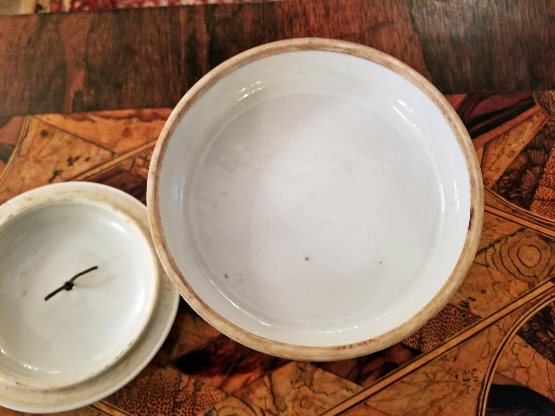 19th Century Tongzhi Dynasty Stackable Bowls with Lid In Good Condition In Dallas, TX