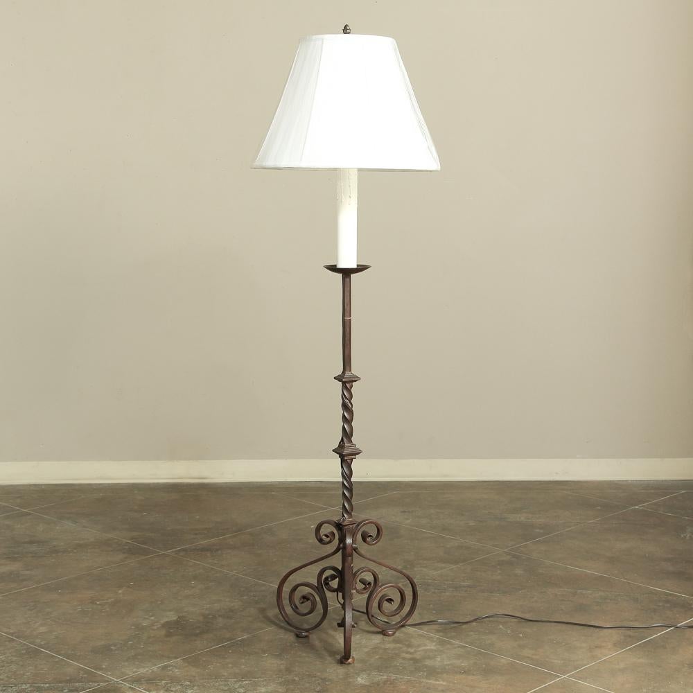 Forjada en hierro macizo y mostrando aún restos de su acabado pintado original que ha alcanzado una fina pátina, esta lámpara de pie del siglo XIX fue diseñada originalmente para una vela, ¡y ahora es perfecta para la decoración Country French! Las