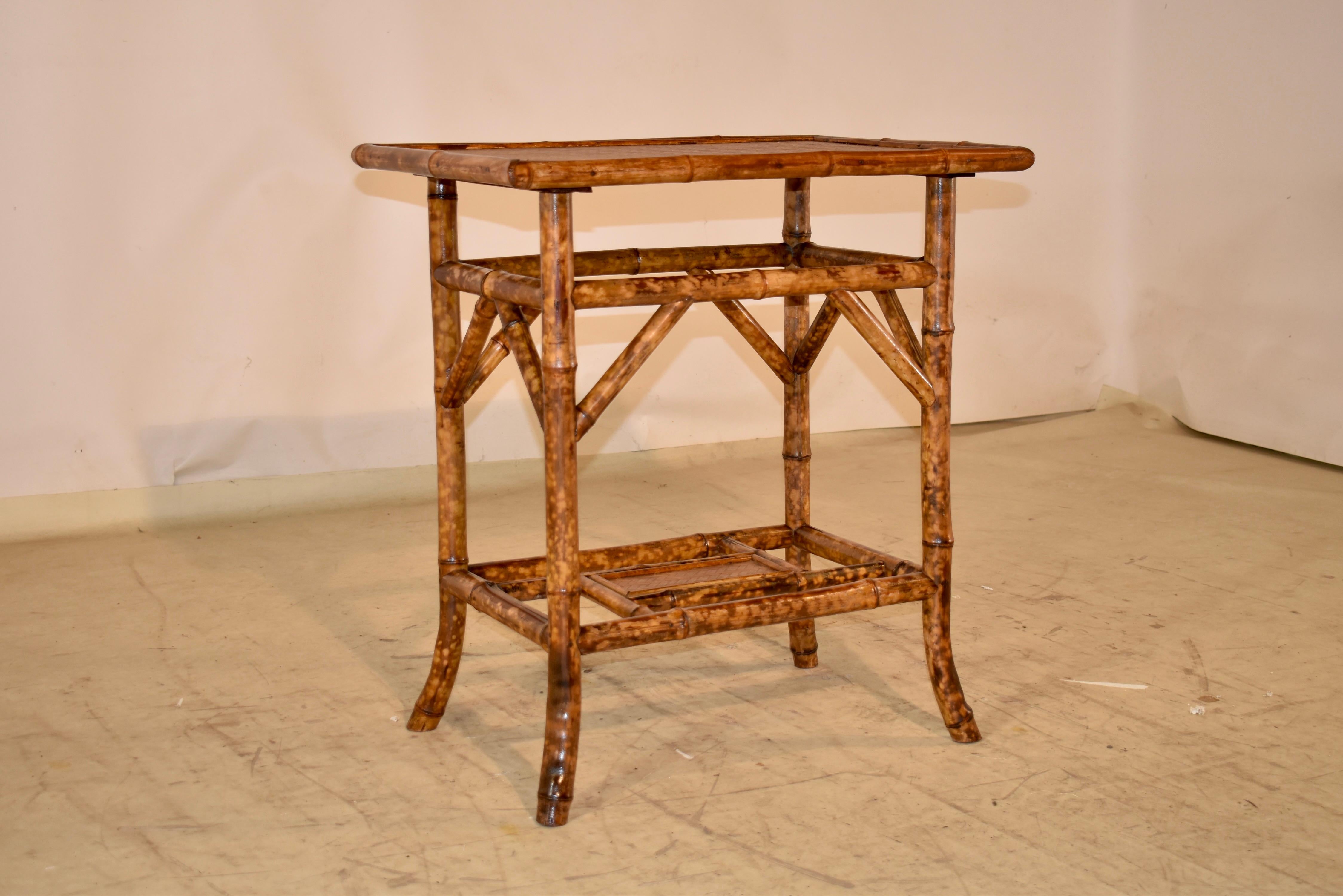 Table d'appoint du 19e siècle provenant de France.  La table elle-même est fabriquée en bambou tortue et possède de jolis pieds évasés, reliés par une étagère inférieure et des châssis.  Les étagères supérieures et inférieures sont recouvertes de