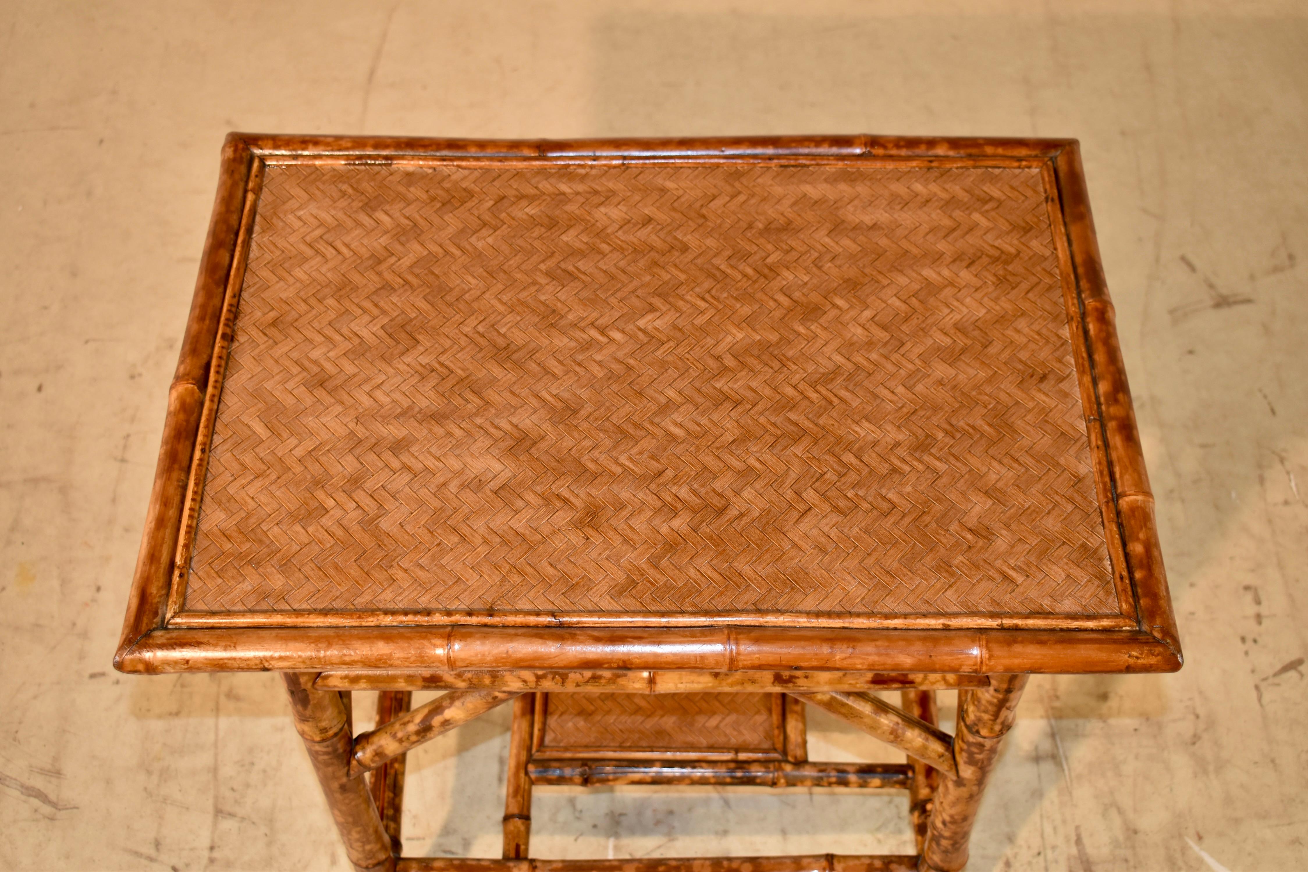 Français Table d'appoint en bambou tortue du 19e siècle en vente