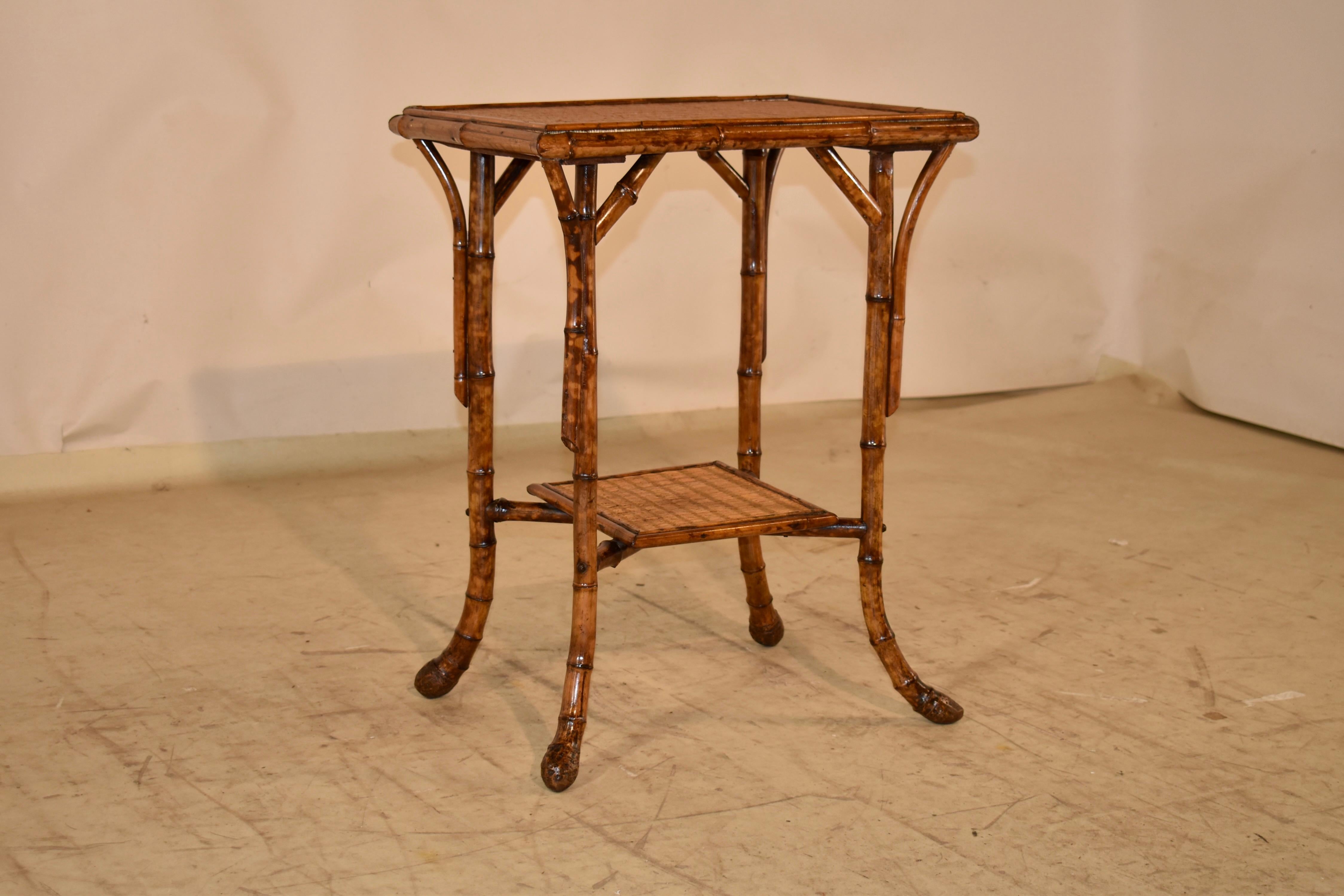 Table d'appoint en bambou torturé du 19e siècle, France.  Le plateau a une bande de bambou autour du bord du plateau recouvert de jonc.  La table repose sur des pieds en bambou évasés, reliés par des traverses en bambou, avec une étagère inférieure