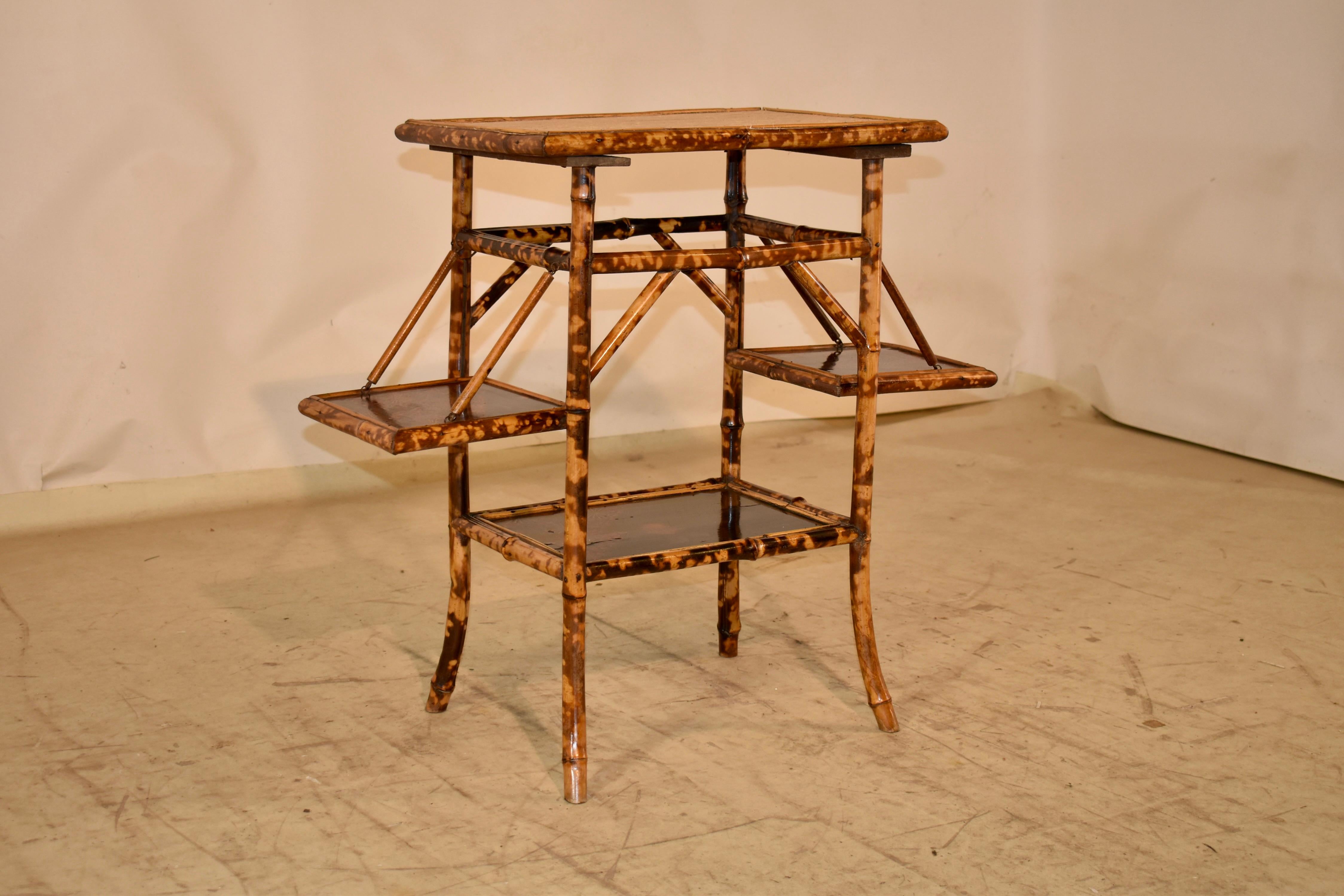 Art Nouveau Tavolino in bambù tartaruga del XIX secolo con ripiani in vendita