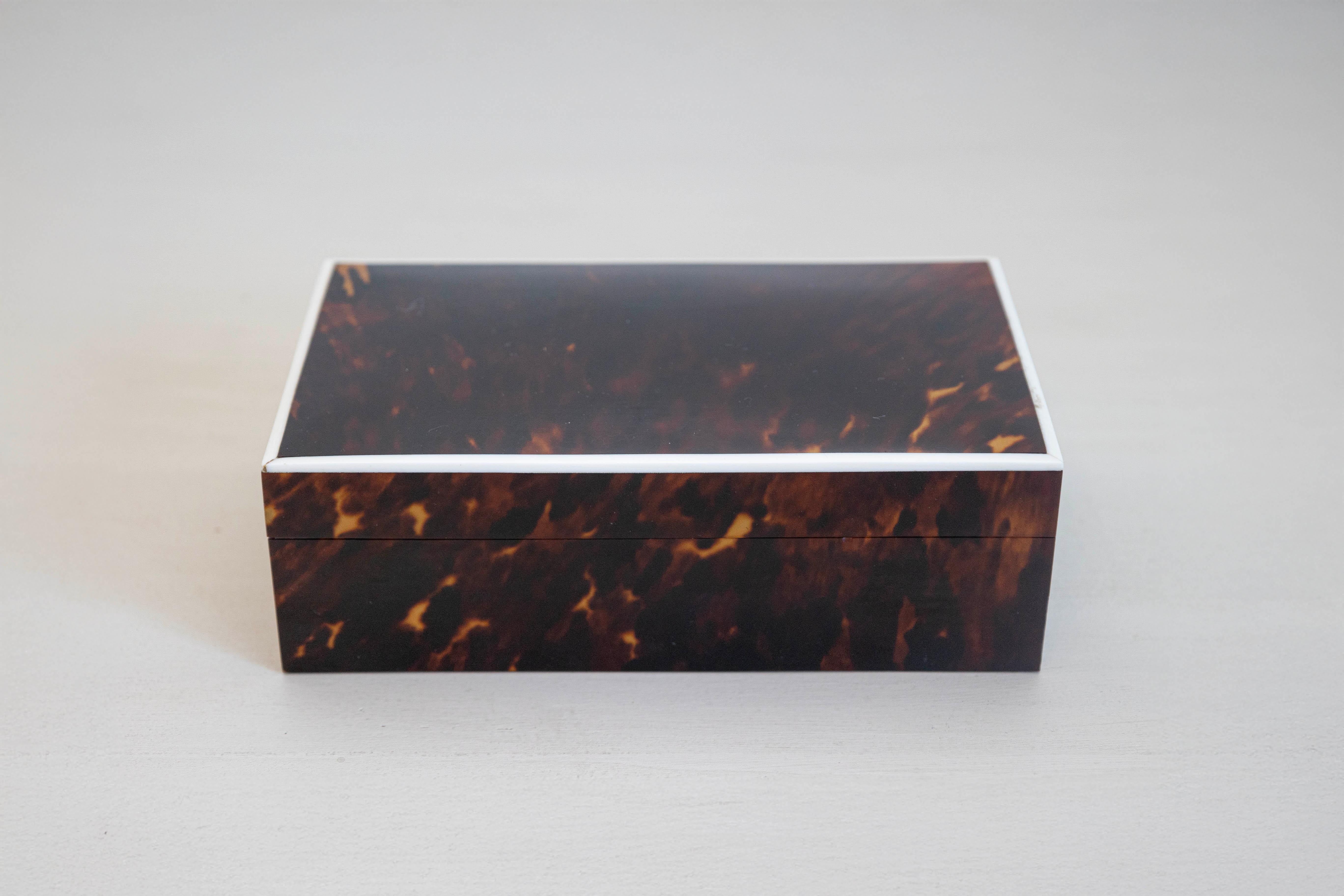This exquisite 19th-century decorative box showcases the timeless elegance of tortoiseshell veneer, beautifully complemented by delicate ivory inlay along its edges. A remarkable example of fine antique craftsmanship, this sophisticated box exudes