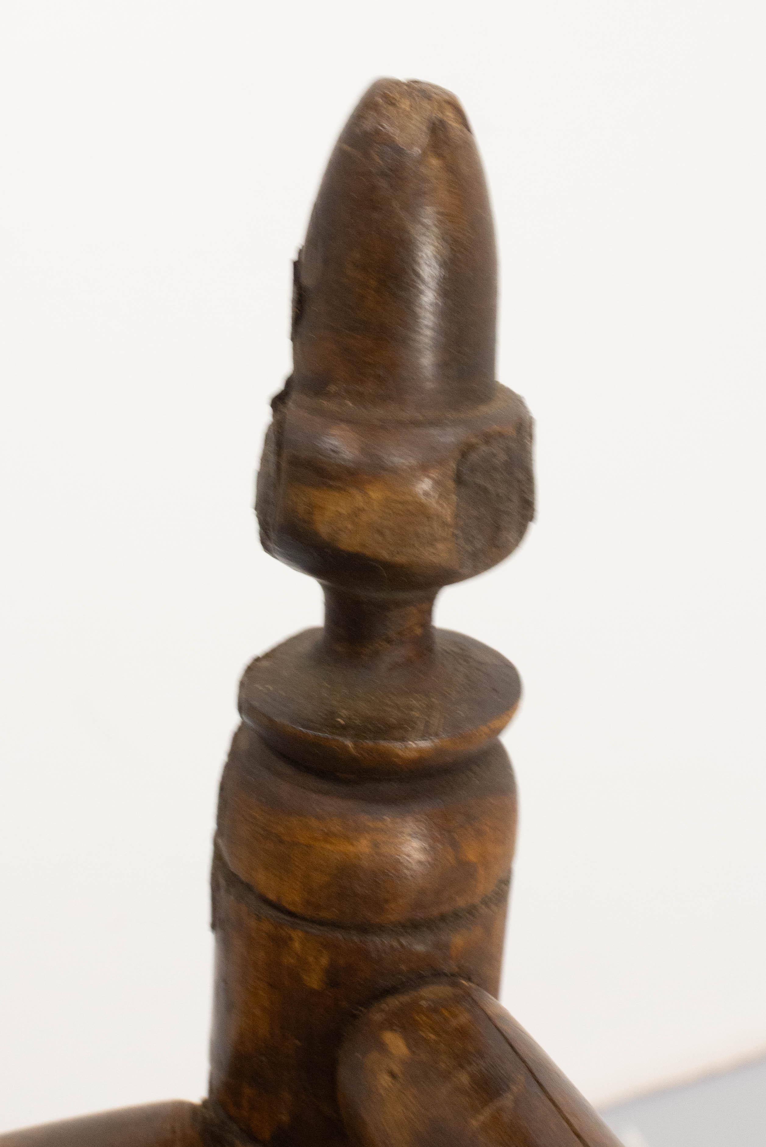 Coffre à jouets du 19ème siècle ou berceau ancien en châtaignier sculpté, français en vente 5