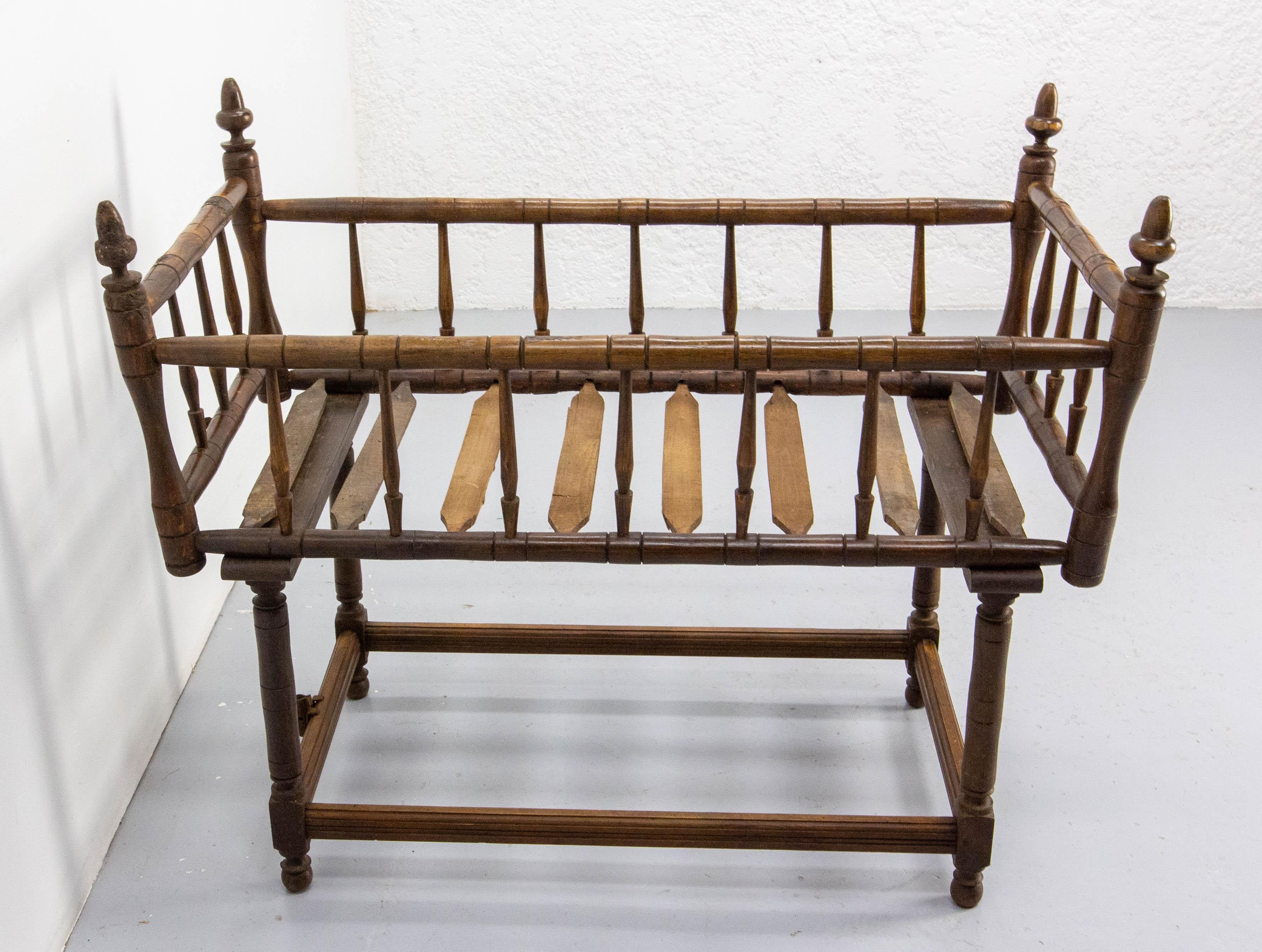French  old baby bassinet or cradle. 
Can be used in a baby or a child room for storing toys and comforters.
Very decorative and full of character

Good condition

Shipping:
52 / 96 / 78 cm 6.8 kg