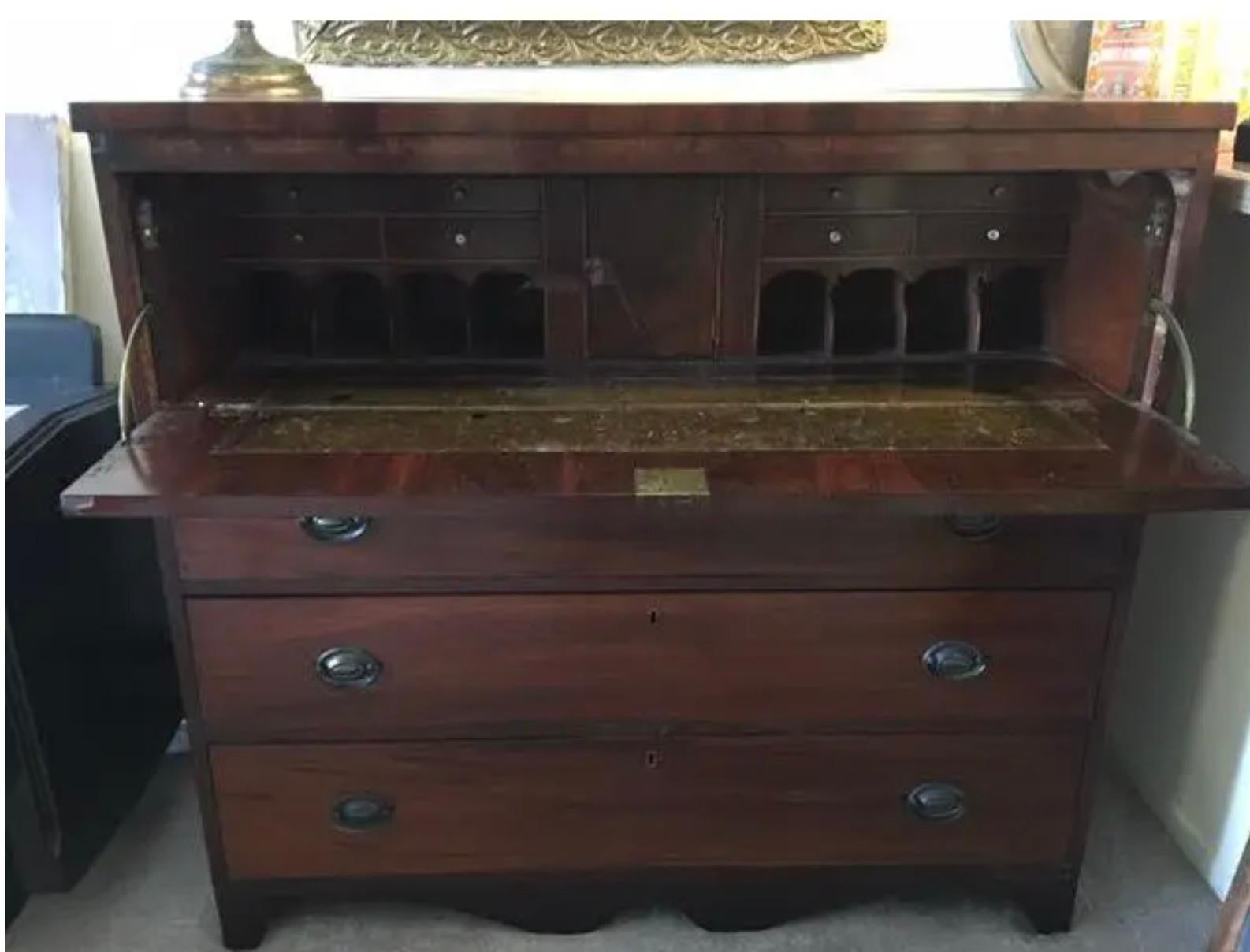 Antica scrivania di Giorgio III con piano inclinato e piedi a staffa. Mogano massiccio su tutta la superficie con costruzione a coda di rondine. Hardware originale. Nel complesso ottime condizioni.
Dimensioni
Chiuso - 47w x 43-3/4h x 22d
Aperto -