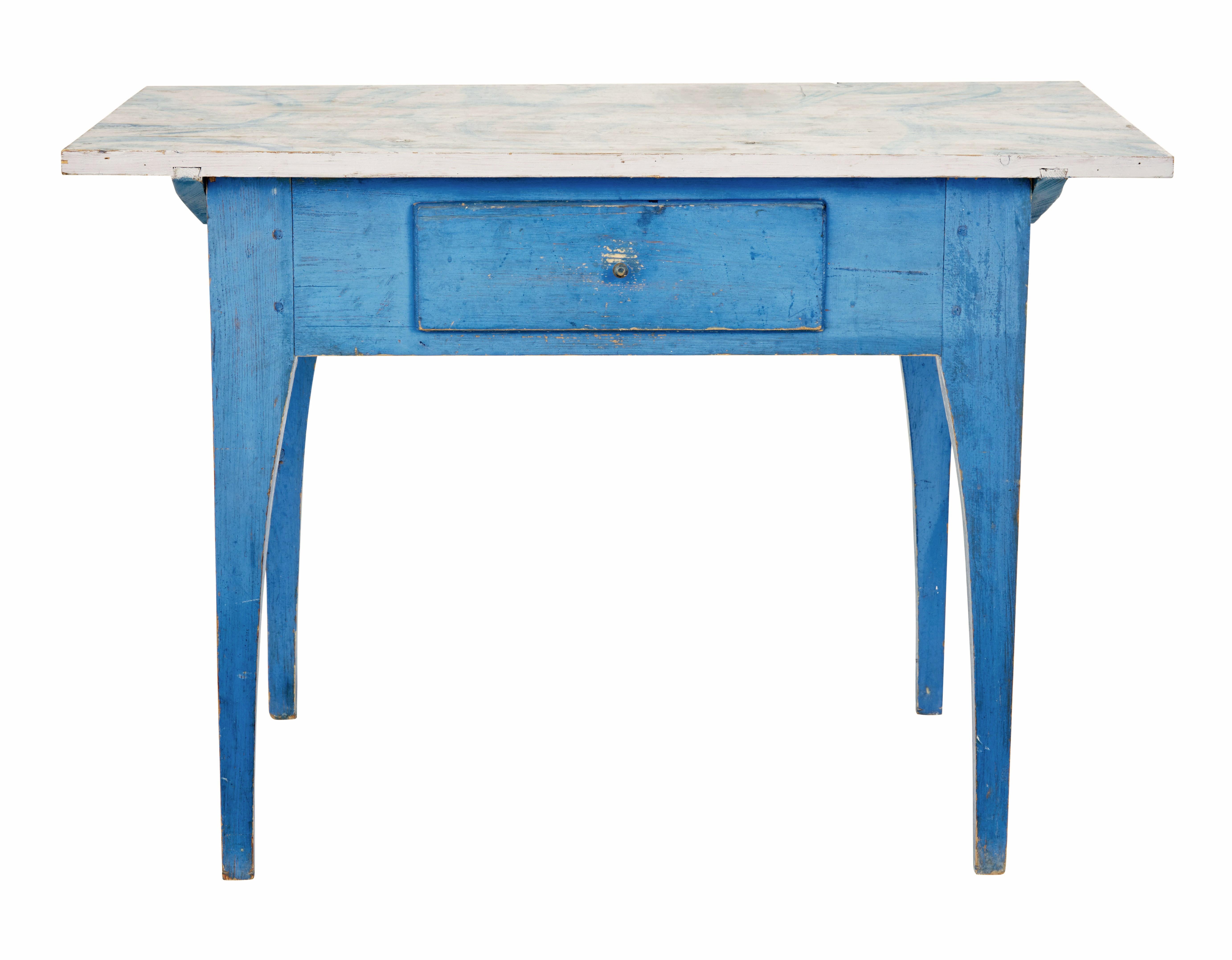 Wir bieten hier ein funktionelles schwedisches Möbelstück aus dem 19. Jahrhundert um 1890 an.

Mehrzweck-Tisch, der als Beistelltisch, Beistelltisch oder Küchentisch dienen kann.

Traditionell handbemalte Oberfläche in Grau und Blau mit naivem