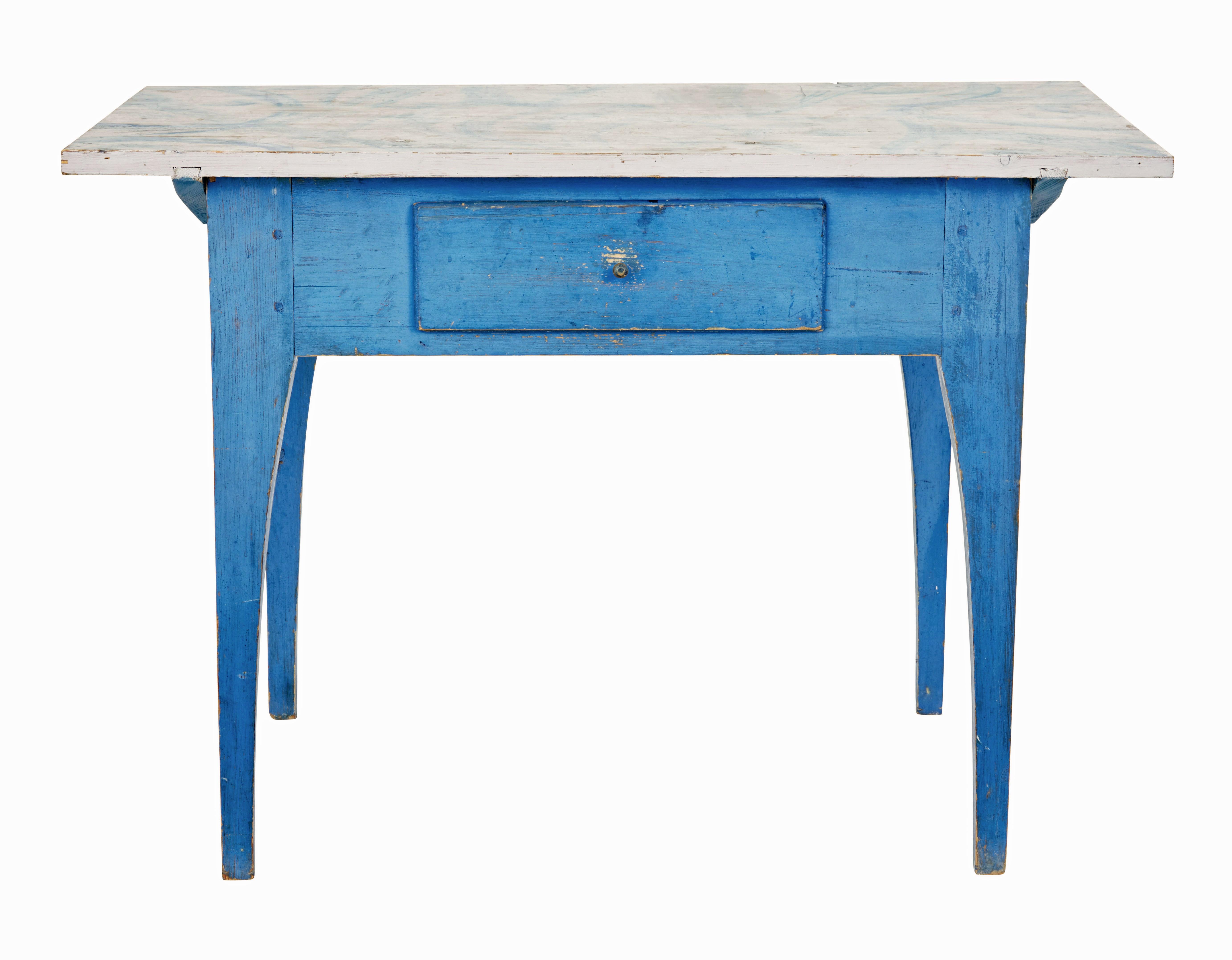 Nous vous proposons ici un meuble suédois traditionnel du 19ème siècle vers 1890.

Table polyvalente pouvant servir de table d'appoint, de bureau occasionnel ou de table de cuisine.

Surface supérieure traditionnellement peinte à la main en gris et