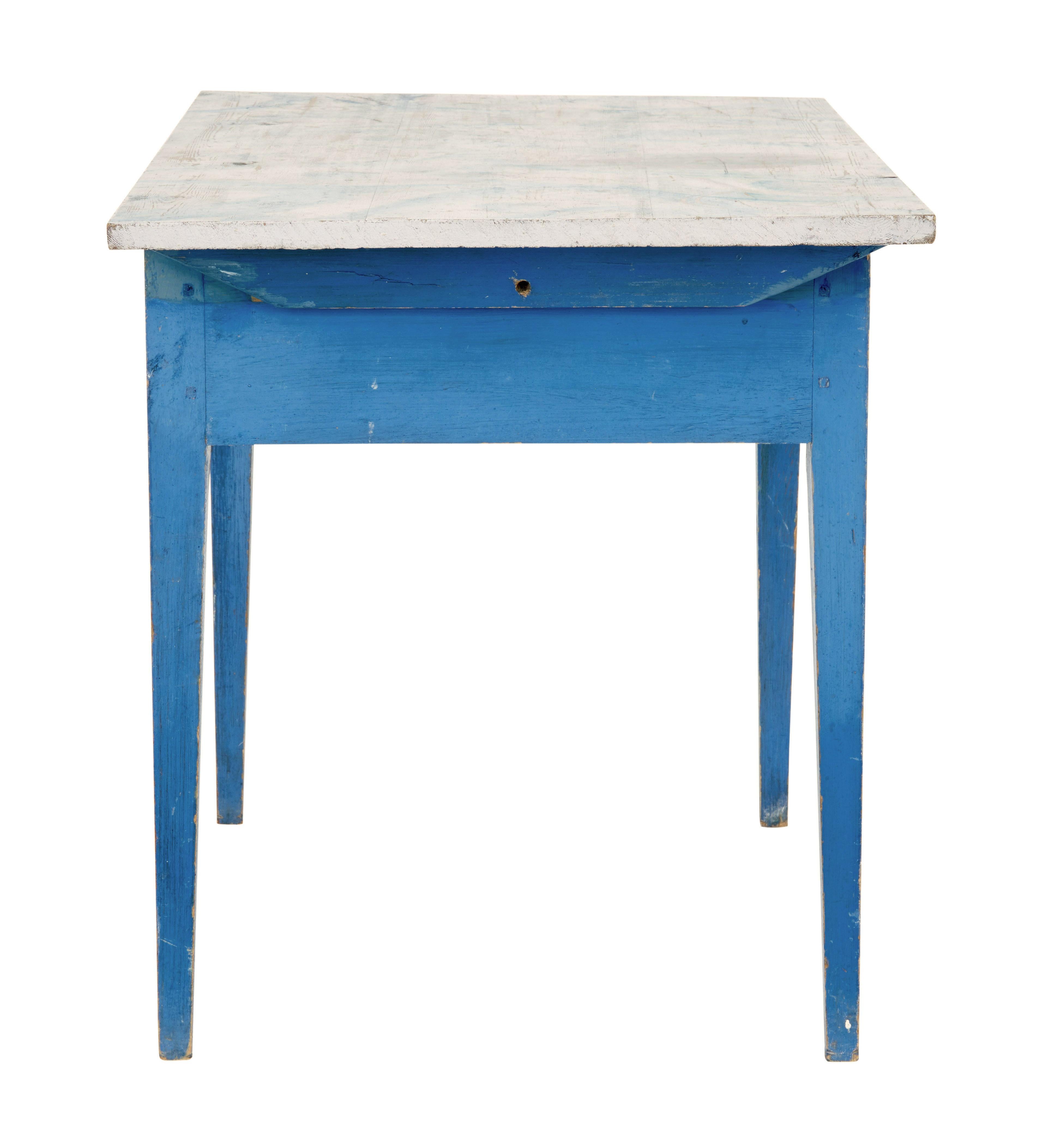 Suédois Table d'appoint suédoise traditionnelle rustique peinte du 19e siècle en vente