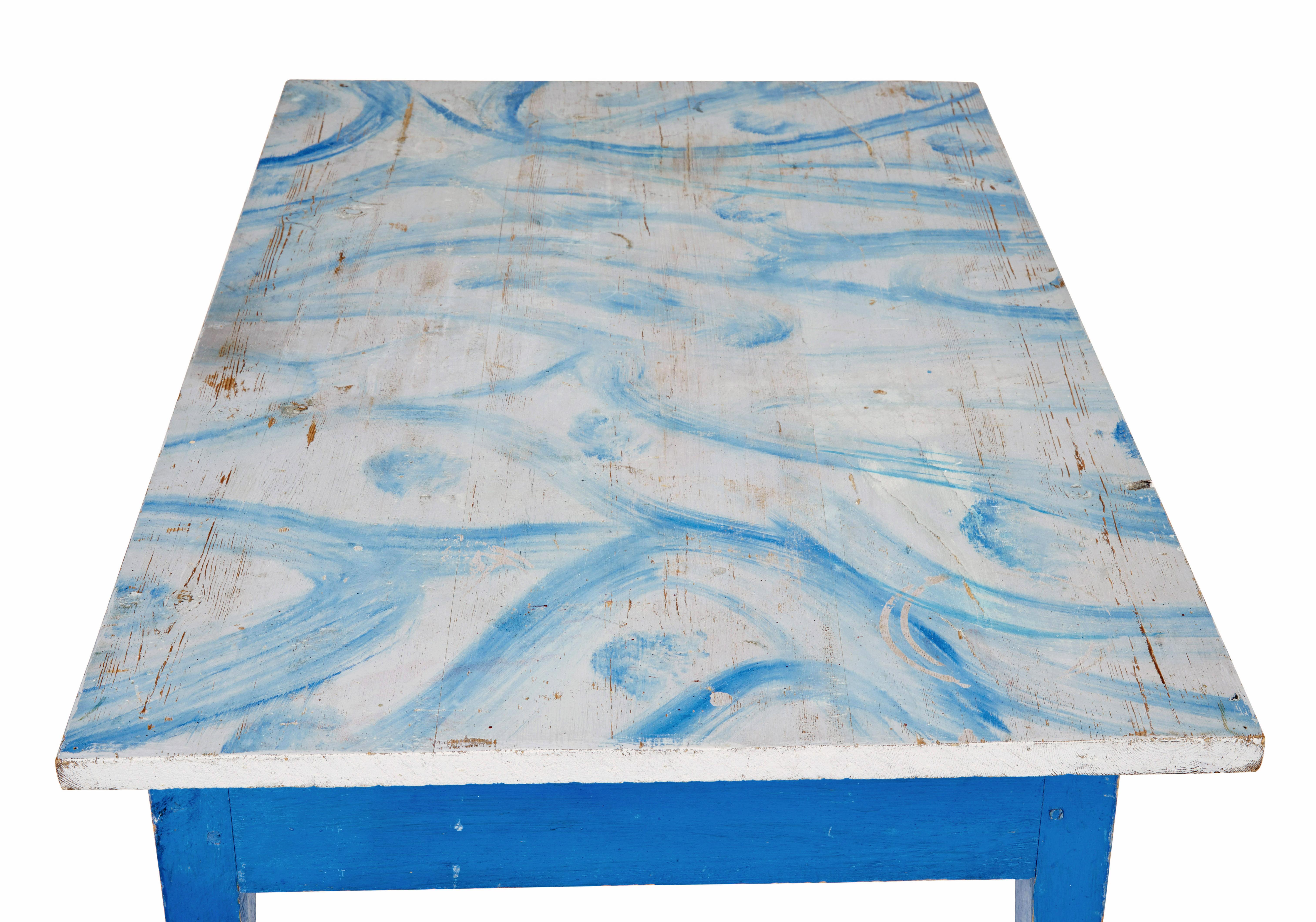 Sculpté à la main Table d'appoint suédoise traditionnelle rustique peinte du 19e siècle en vente