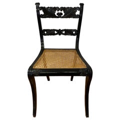 Fauteuil droit Trafalgar du 19ème siècle avec assise en rotin et motif floral vers 1830