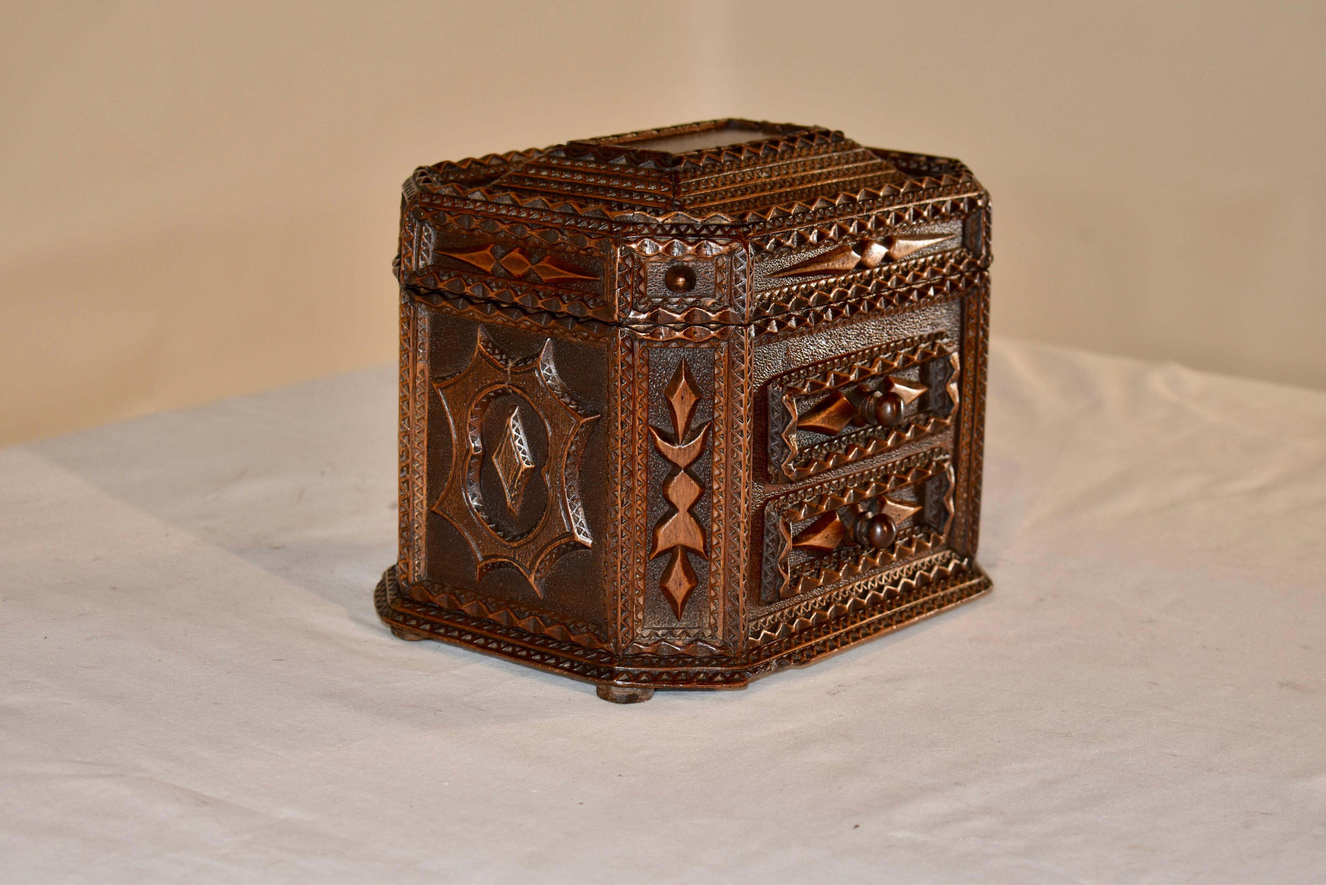 Boîte à bijoux du 19e siècle en provenance d'Angleterre. La boîte a un dessus bombé avec des couches et des couches de bords moulés, menant à un dessus gracieusement formé, ce qui donne à la boîte une telle stature.  Cette boîte de tramp art a été