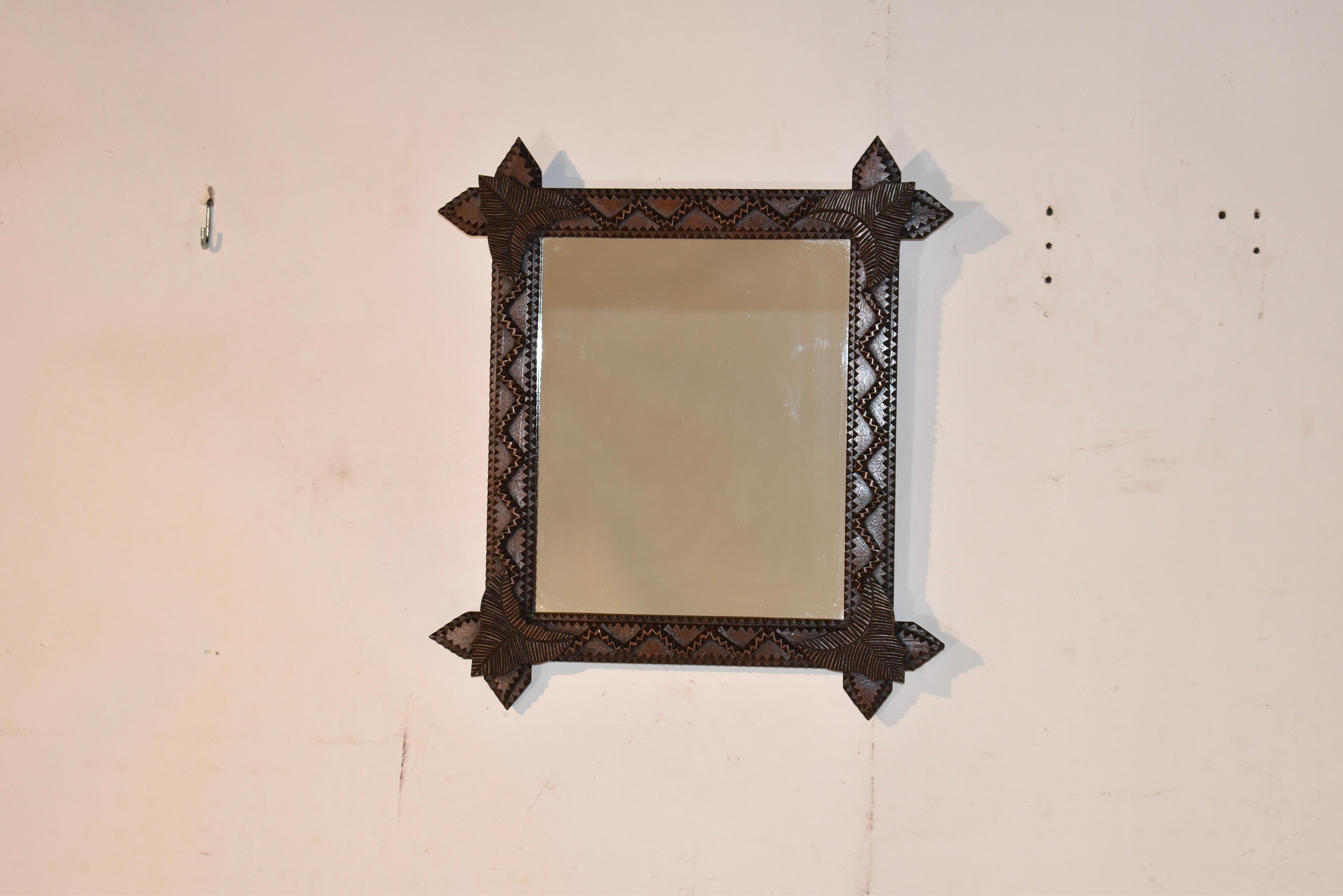 Specchio Tramp Art del XIX secolo proveniente dalla Francia.  La cornice è intagliata a mano in modo bizzarro in legno di frutta e ha un sacco di carattere.  La cornice presenta motivi geometrici a zig zag su tutti e quattro i lati, mentre gli