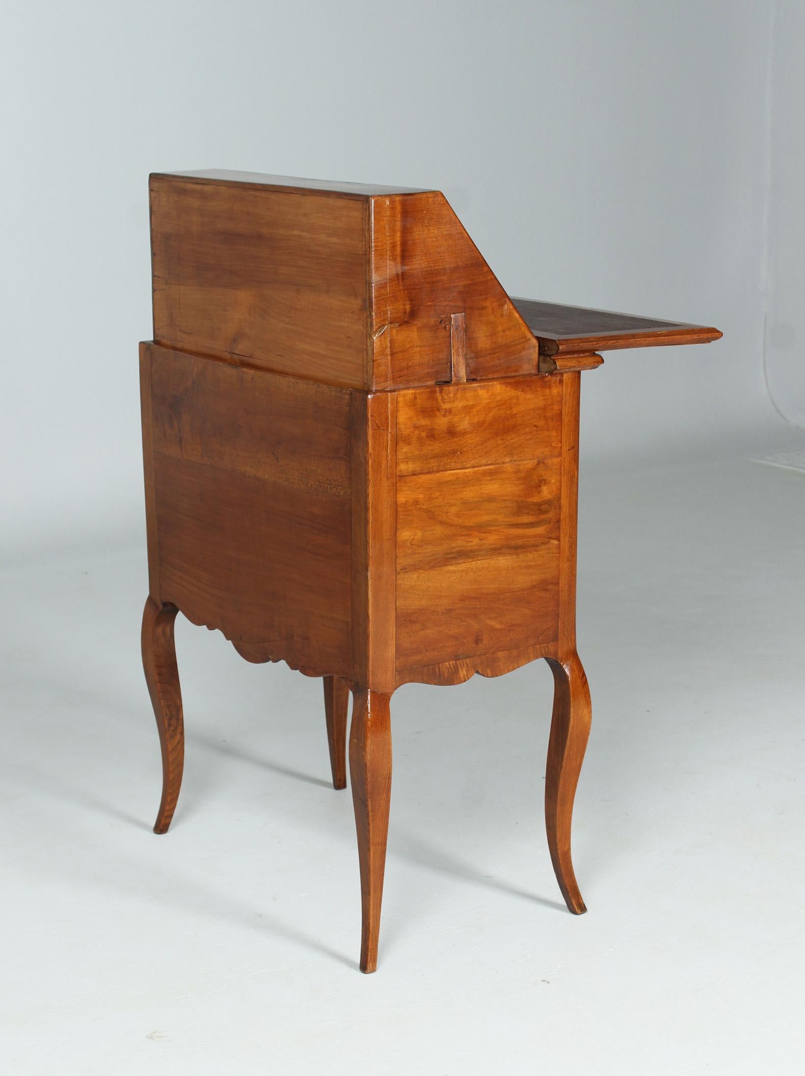 19th Century Transforming Table, Ladies Desk, Secretaire, Walnut, France ca 1860 For Sale 8