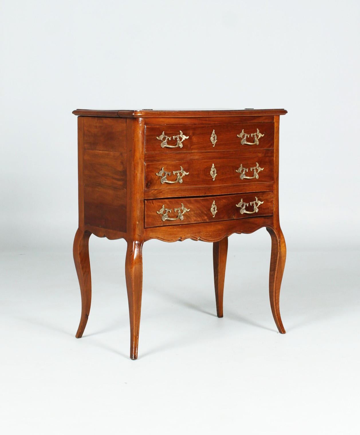 Small antique secretary, lady's desk
France
Walnut
around 1860

Dimensions: H x W x D: 90 x 59 x 53 cm

Description:
Quite extraordinary small piece of transforming furniture made of solid walnut.

When closed, we see an obviously