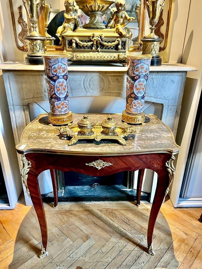 Nous vous présentons cette rare petite table d'appoint en bois de rose d'époque Napoléon III, conçue dans le style de transition de Louis XV, avec la particularité d'un design 