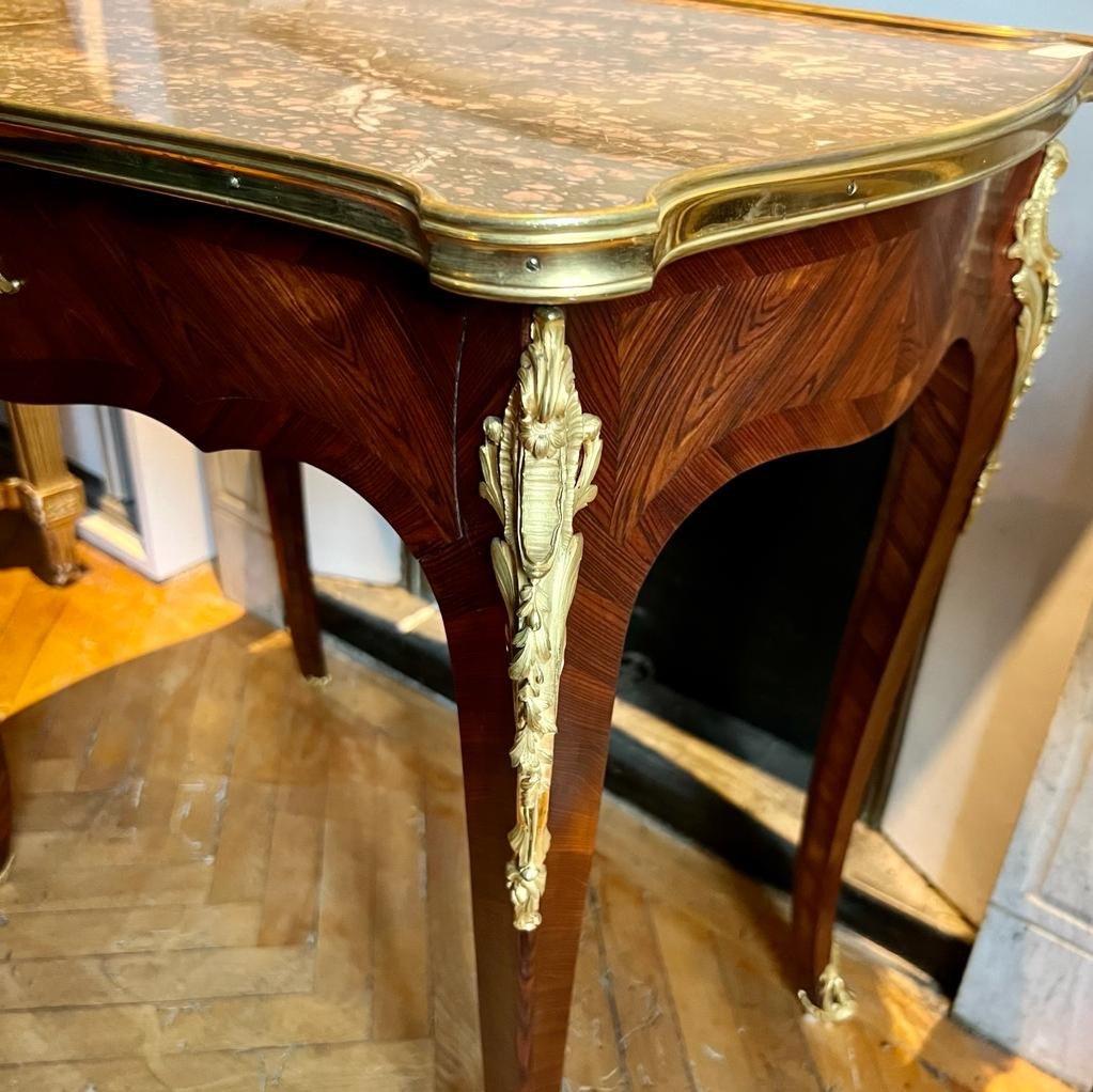Français Table d'appoint de style Louis XV en palissandre et plateau de marbre, transition du XIXe siècle en vente