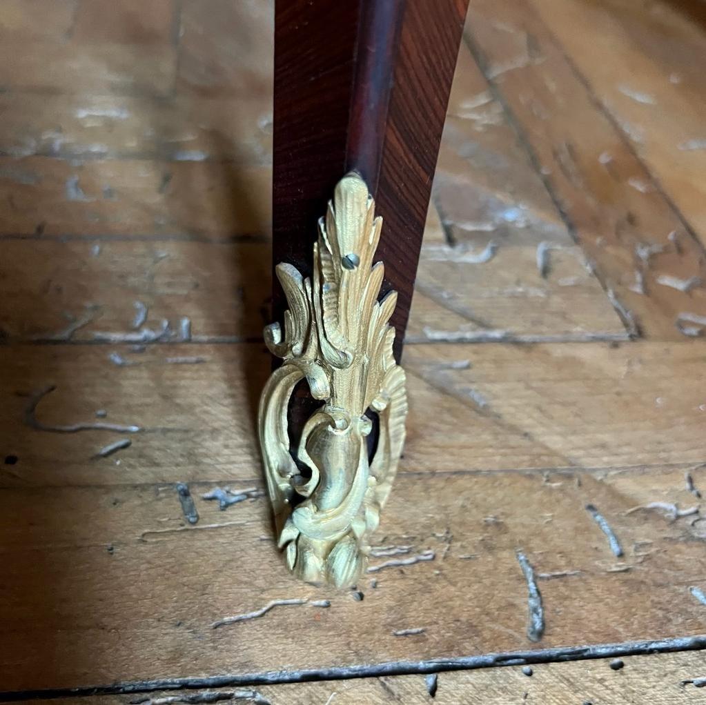 Doré Table d'appoint de style Louis XV en palissandre et plateau de marbre, transition du XIXe siècle en vente