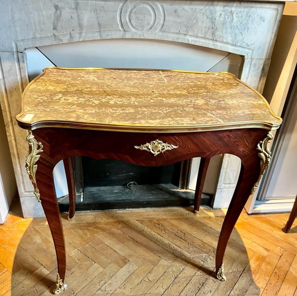 Table d'appoint de style Louis XV en palissandre et plateau de marbre, transition du XIXe siècle Bon état - En vente à NICE, FR