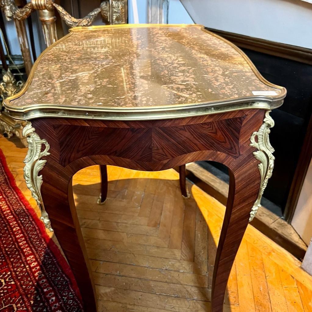 Bronze Table d'appoint de style Louis XV en palissandre et plateau de marbre, transition du XIXe siècle en vente