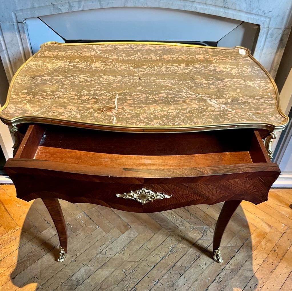Table d'appoint de style Louis XV en palissandre et plateau de marbre, transition du XIXe siècle en vente 1