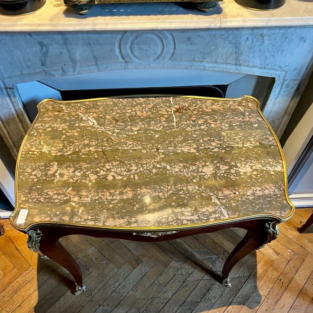 Table d'appoint de style Louis XV en palissandre et plateau de marbre, transition du XIXe siècle en vente 2