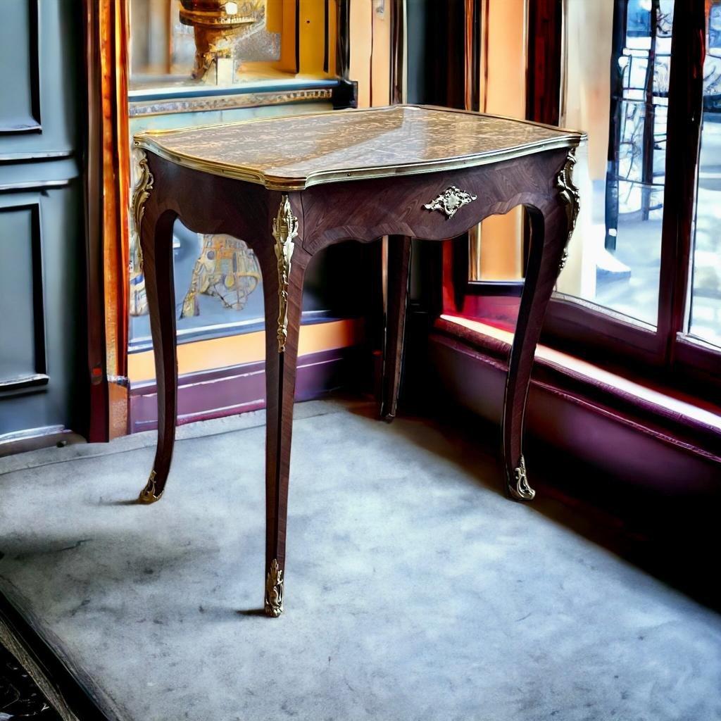 Table d'appoint de style Louis XV en palissandre et plateau de marbre, transition du XIXe siècle en vente 3