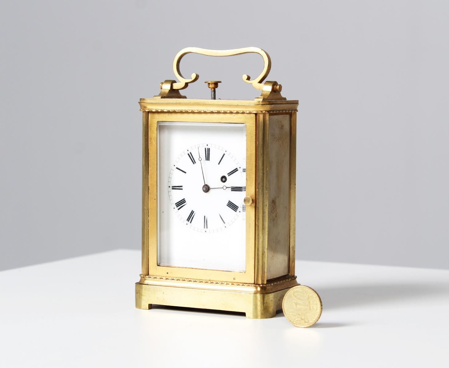 Travel clock with repetition

France
Brass
19th century

Dimensions: H x W x D: 11 x 7,5 x 4,5 cm

Description:
Small travel clock, so-called officer's clock, carriage clock or pendulette de voyage.

Front glazed brass case. Dial with