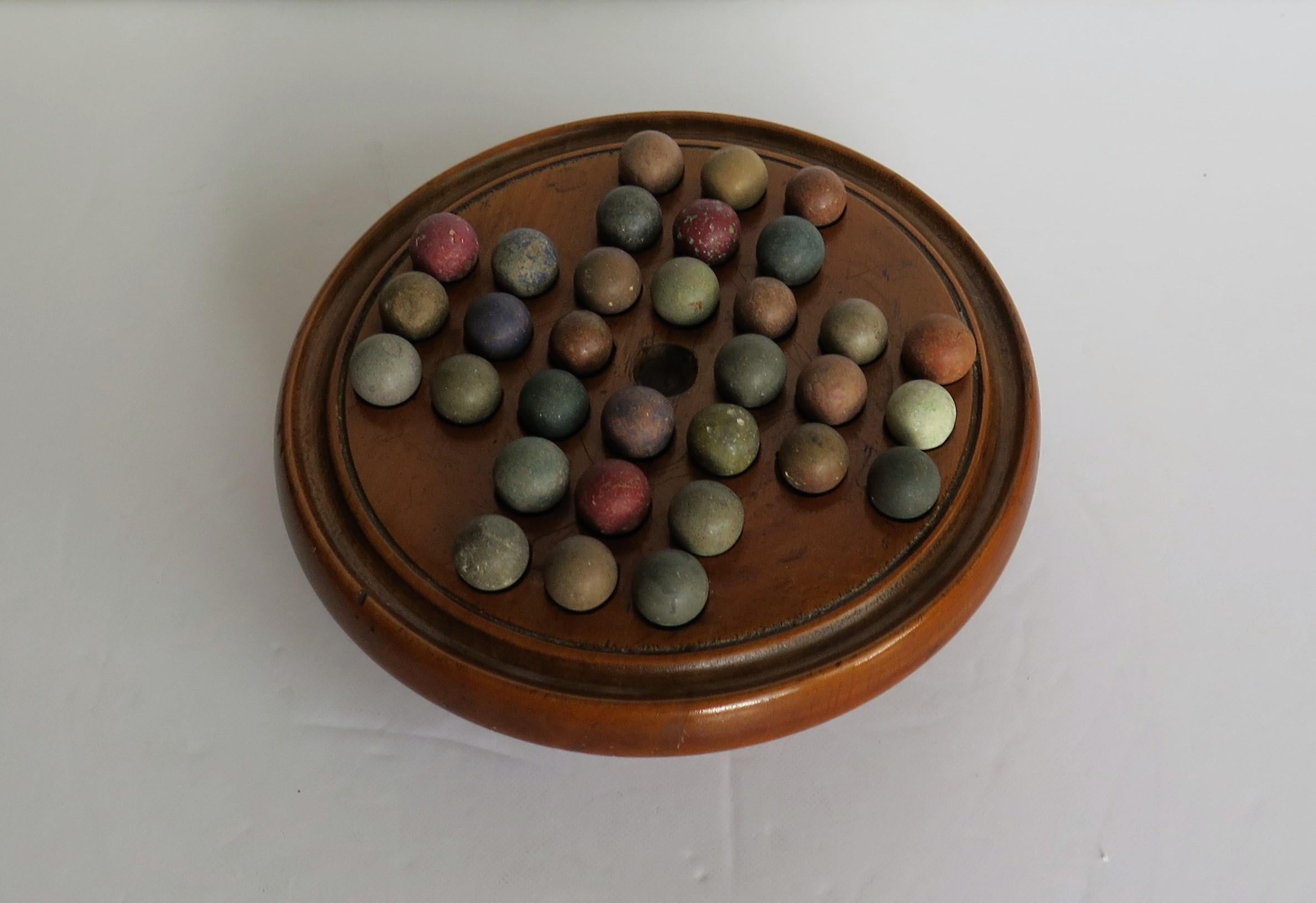 19th Century Travelling Marble Solitaire Game with 32 Handmade Clay Marbles In Good Condition In Lincoln, Lincolnshire