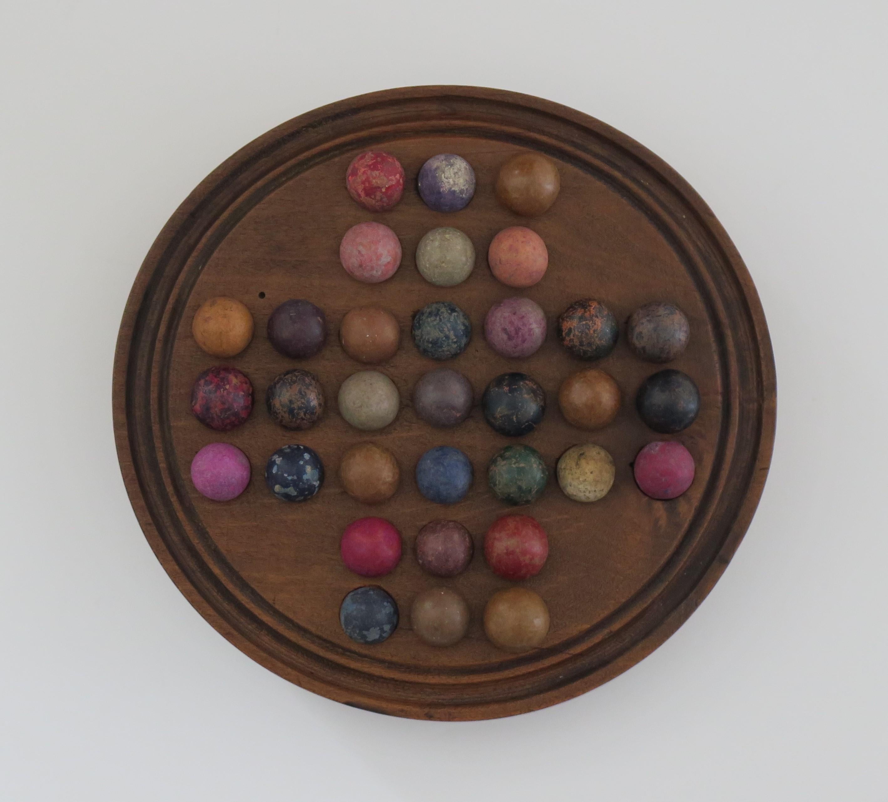 Reisendes Solitär-Spiel aus Marmor des 19. Jahrhunderts mit 33 handgefertigten Tonmarmors (Viktorianisch) im Angebot