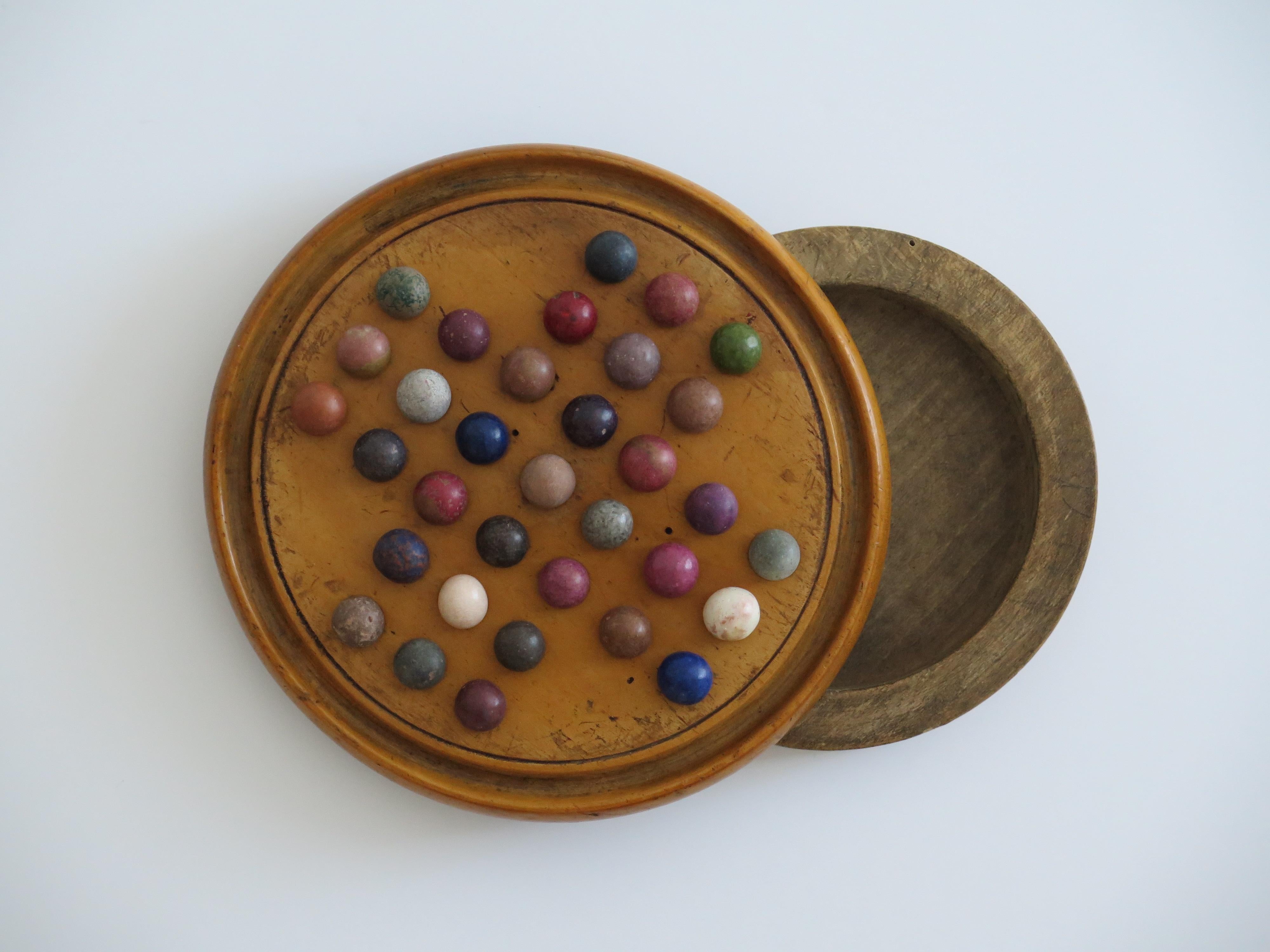 19th Century Travelling Marble Solitaire Game with 33 Handmade Clay Marbles In Good Condition In Lincoln, Lincolnshire