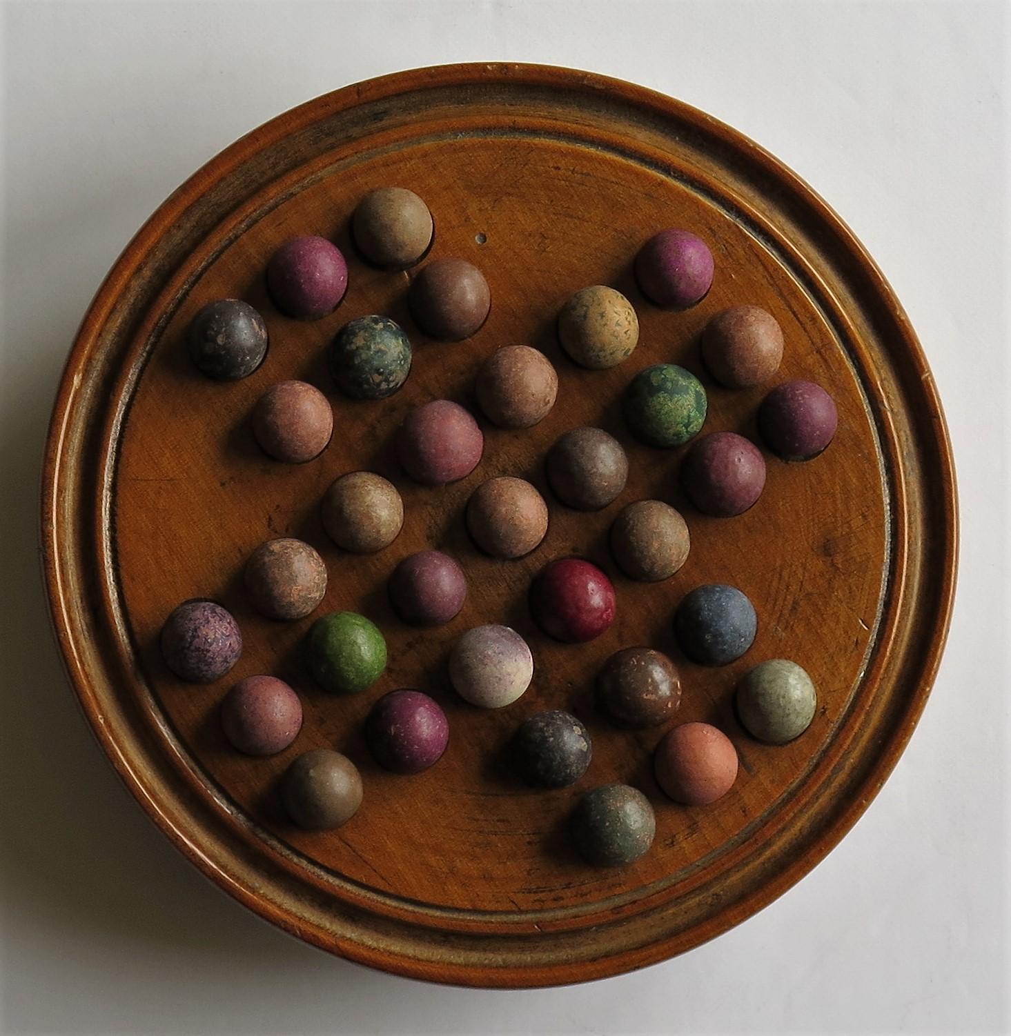 19th Century Travelling Marble Solitaire Game with 33 Handmade Clay Marbles In Good Condition In Lincoln, Lincolnshire