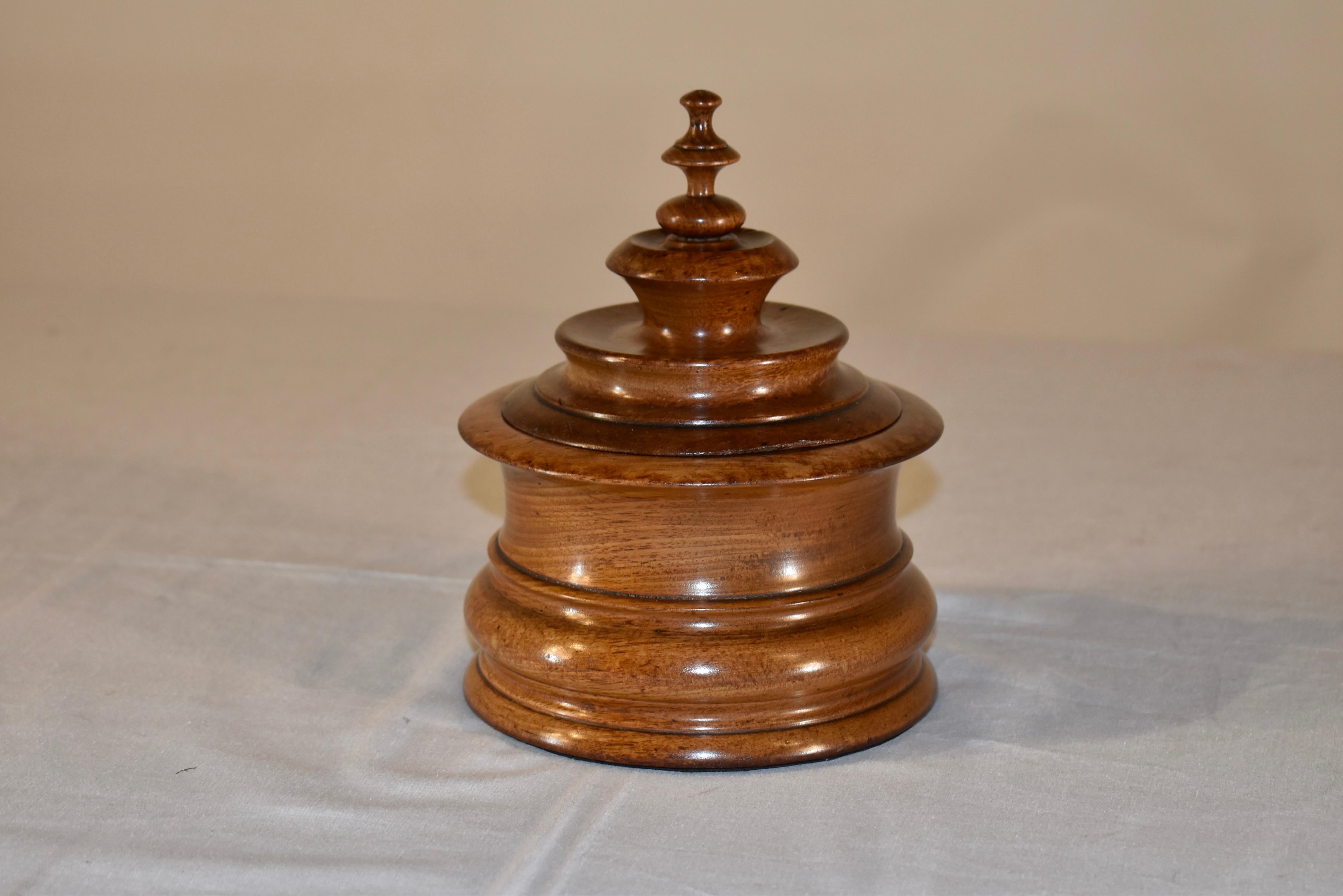 19th Century Treenware Walnut Tobacco Jar In Good Condition For Sale In High Point, NC