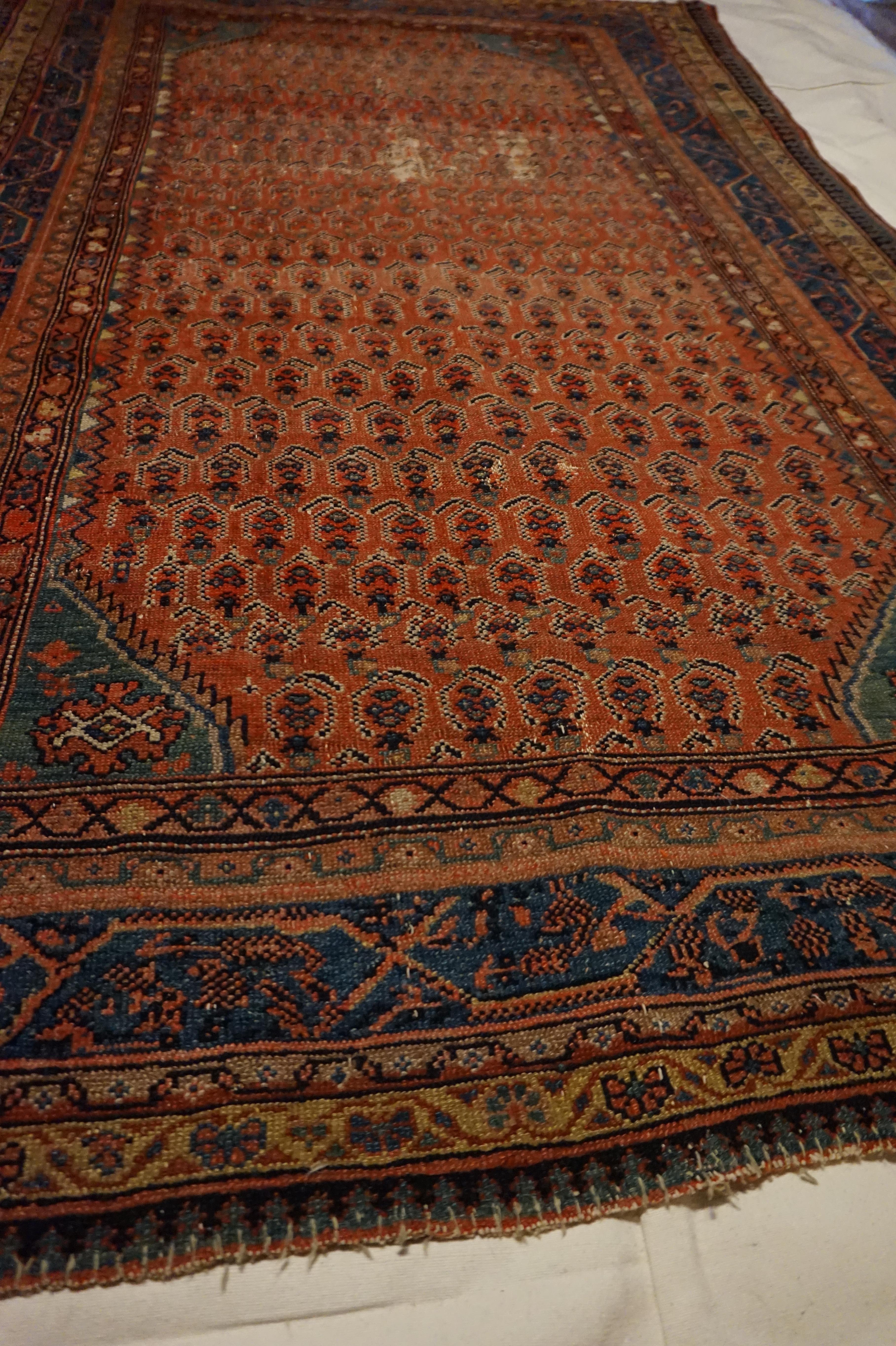 Noué à la main Tapis tribal Boteh Paisley du 19ème siècle noué à la main dans des teintes rouille en vente