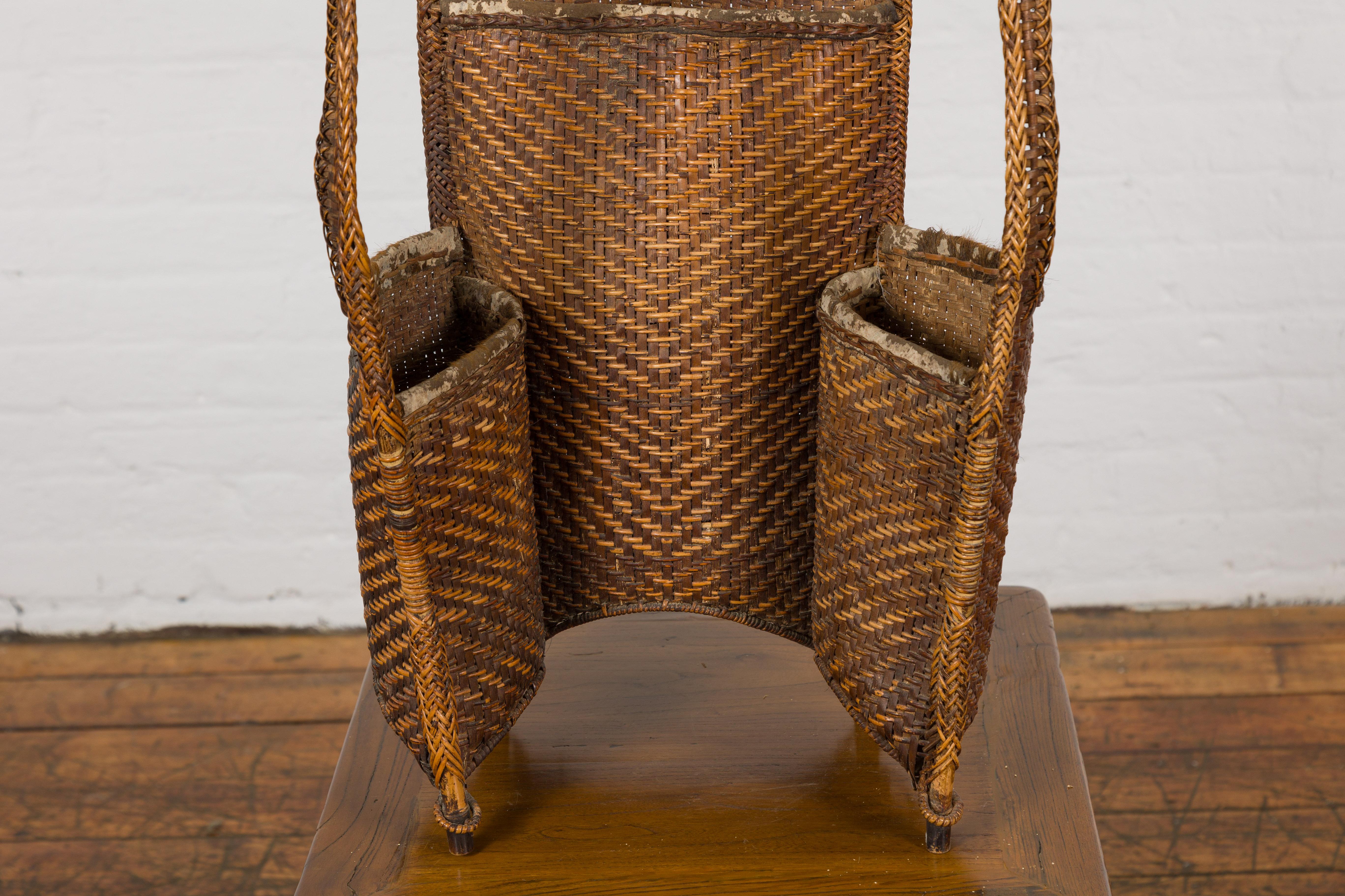 Sac à dos tribal en rotin tressé à la main du 19ème siècle avec poches intérieures Bon état - En vente à Yonkers, NY