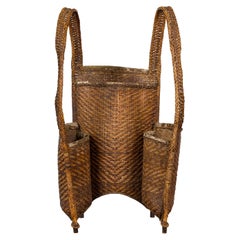 Mochila tribal de ratán tejido a mano del siglo XIX con bolsillos interiores