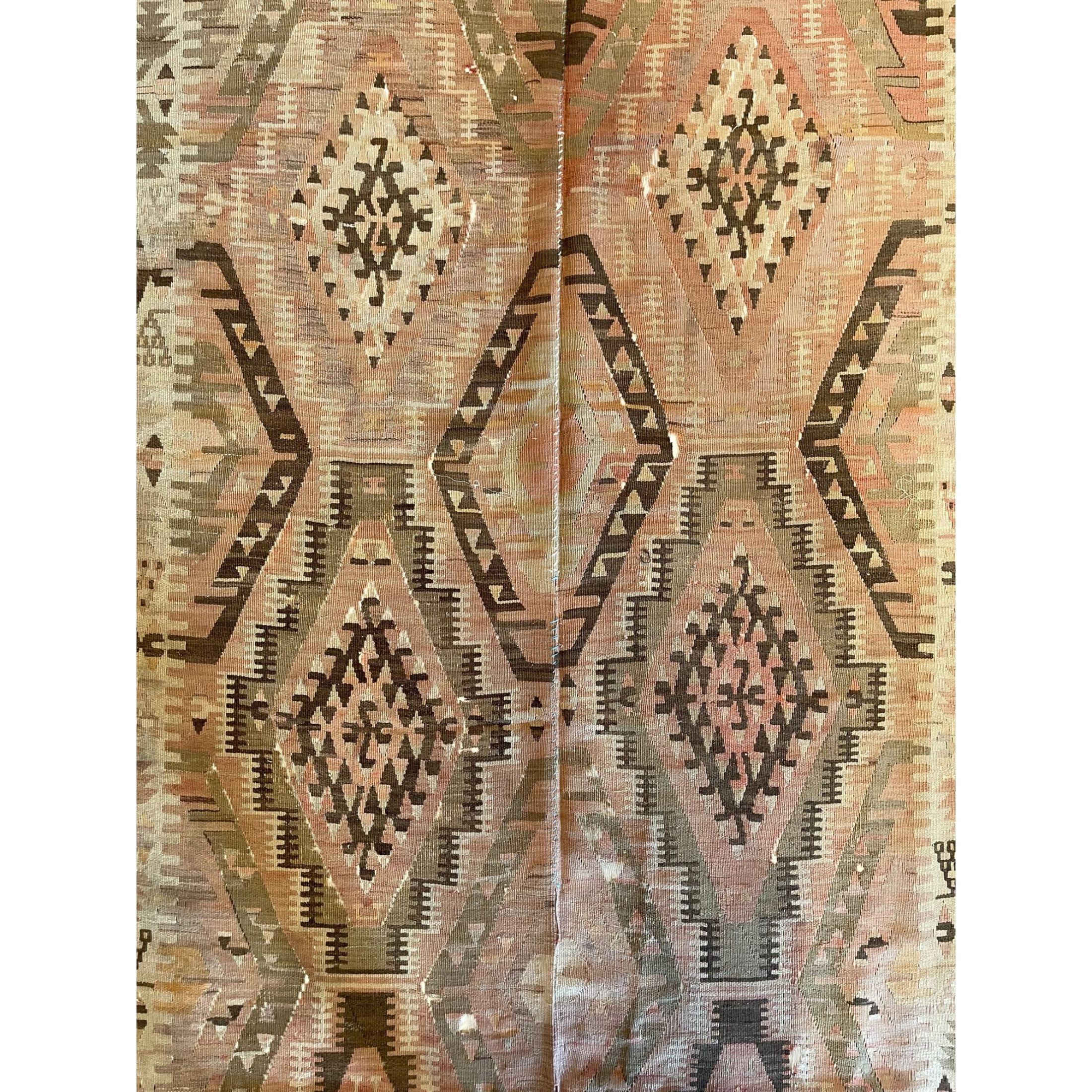 Les anciens Rug & Kilim de Bessarabie, qu'ils soient tissés en velours ou en tapisserie, comptent parmi les plus beaux tapis produits en Europe. La plupart des kilims de Bessarabie ont été tissés entre le milieu et la fin du XIXe siècle, bien que