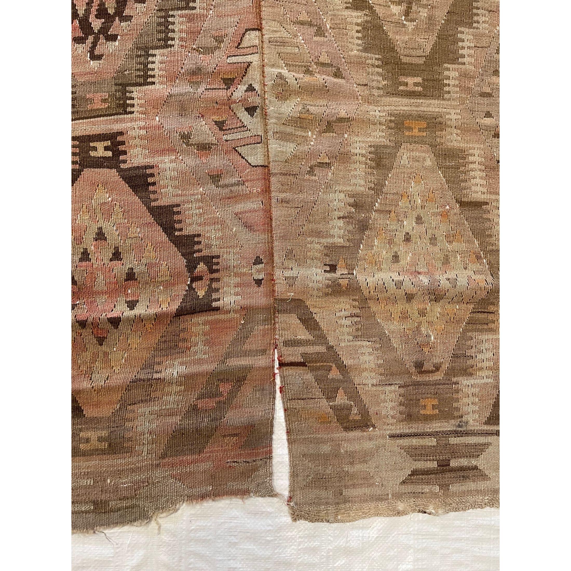 Autre Kilim tribal du 19e siècle à tissage plat et aux couleurs atténuées en vente