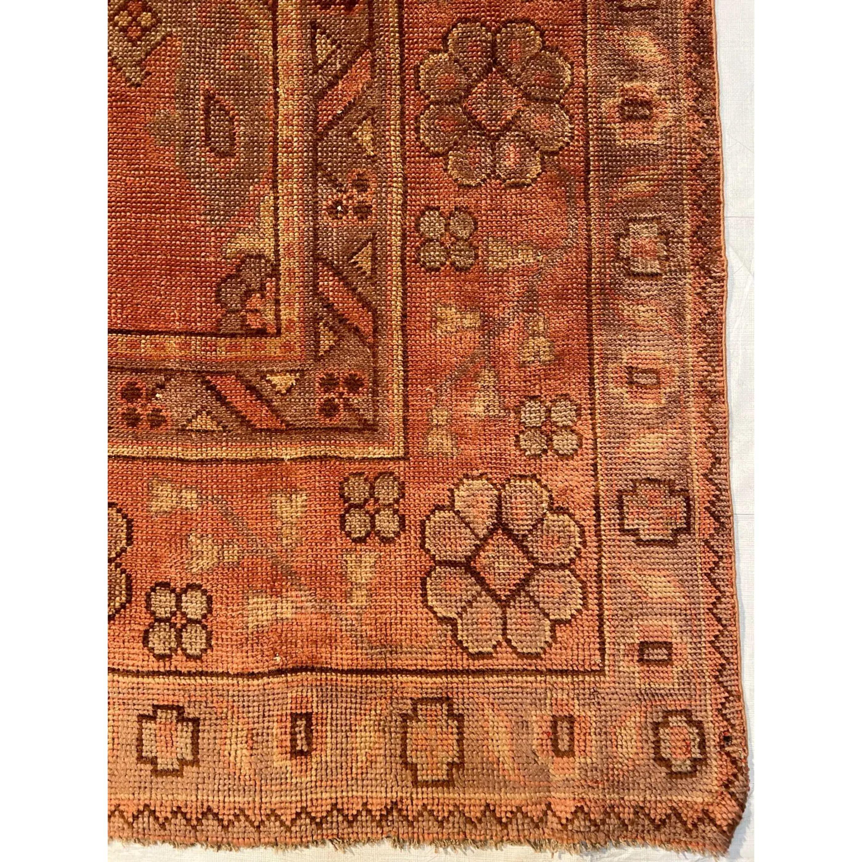 Tapis turc tribal d'Oushak du 19ème siècle 10'11'' X 10'1'' Bon état - En vente à Los Angeles, US